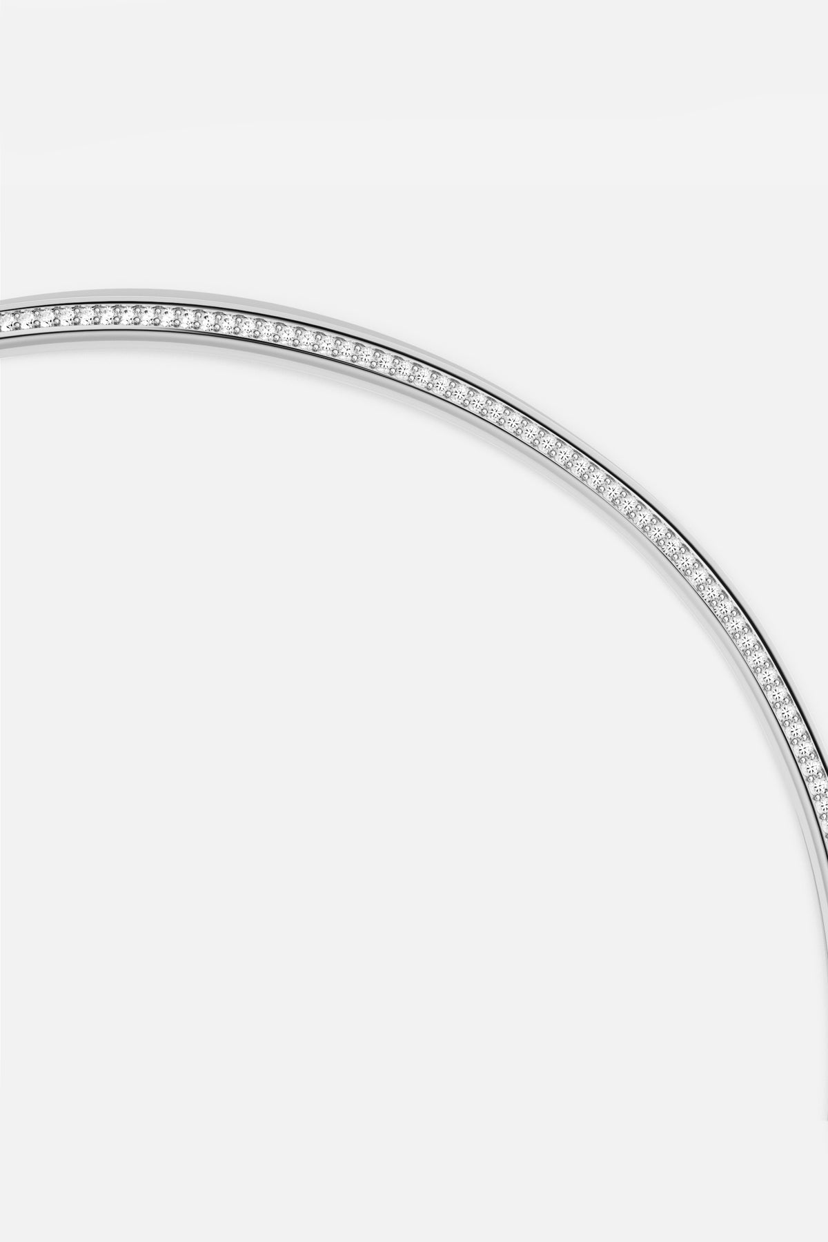 Le bracelet jonc APM, une ligne pure et lumineuse au poignet.