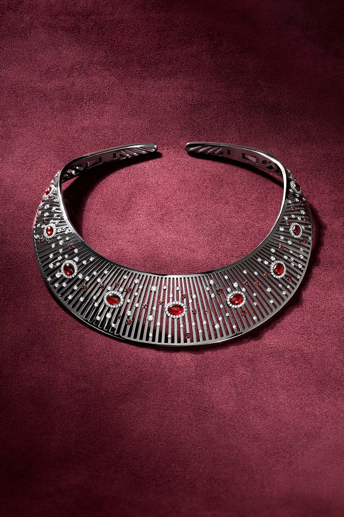 Collier APM, une constellation rouge sur velours, éclat nocturne et allure souveraine.