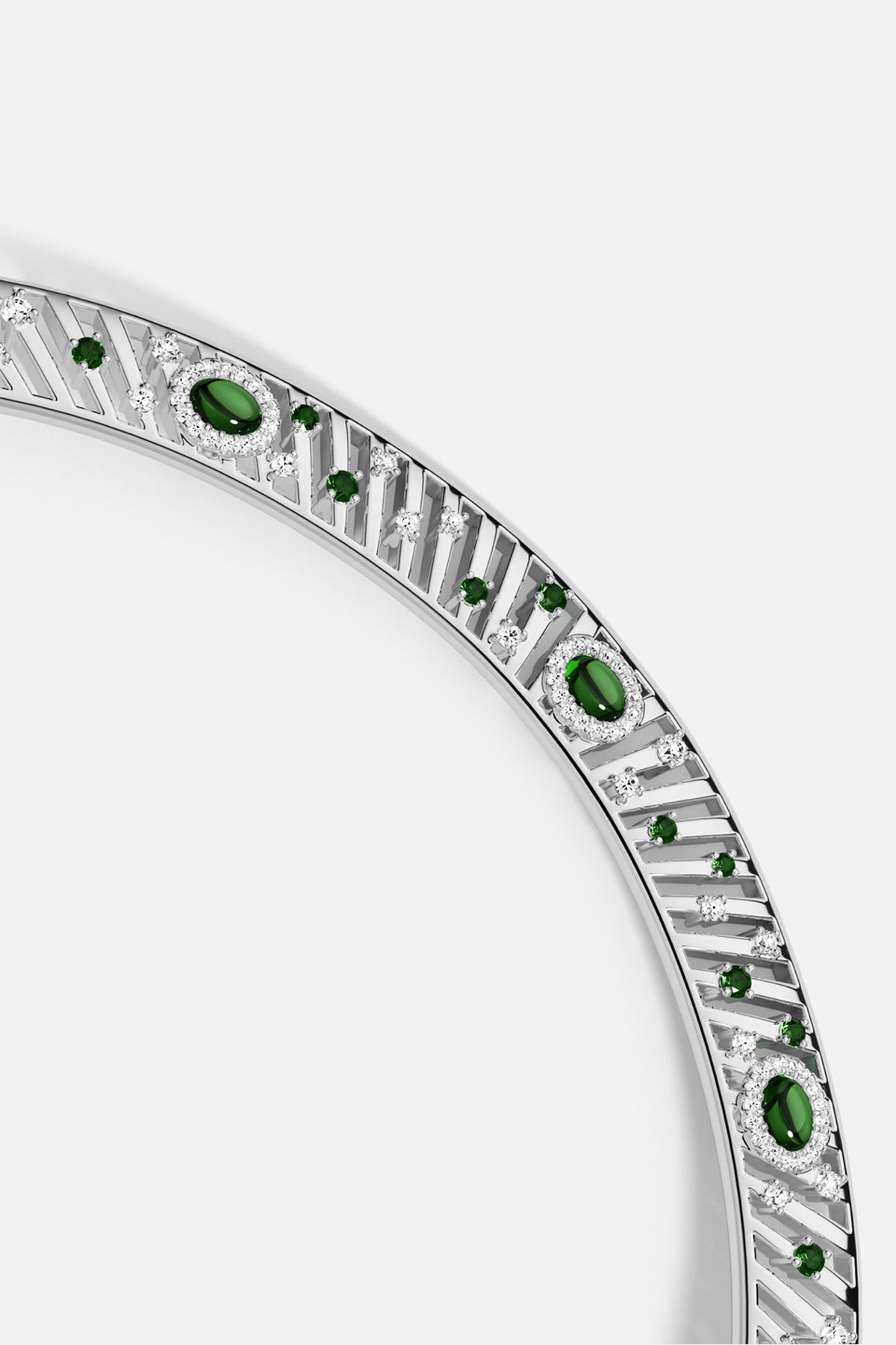 Bracelet APM, éclats verts et finition rhodium, une élégance résolument contemporaine.