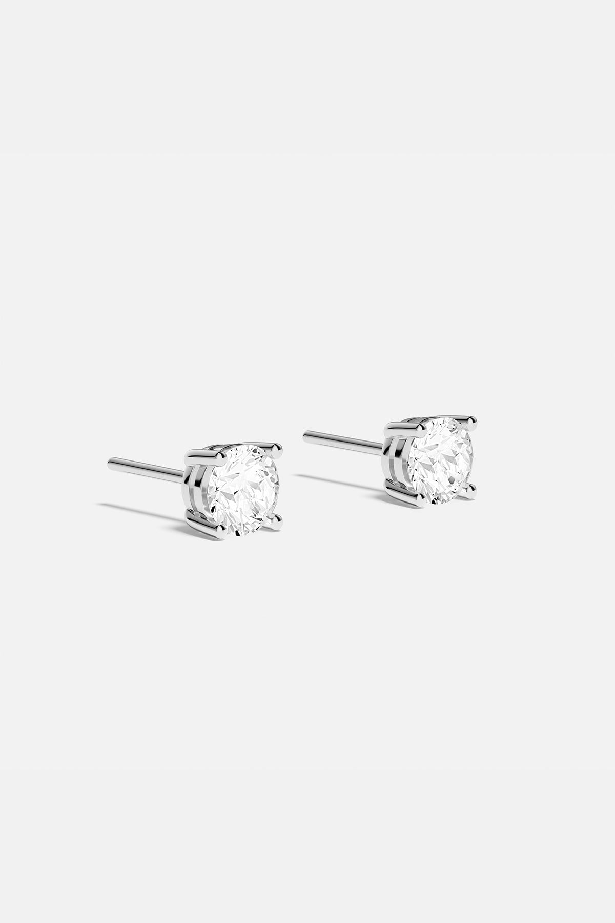 Boucles d'oreilles APM, éclat solitaire au quotidien, finition rhodiée intemporelle.