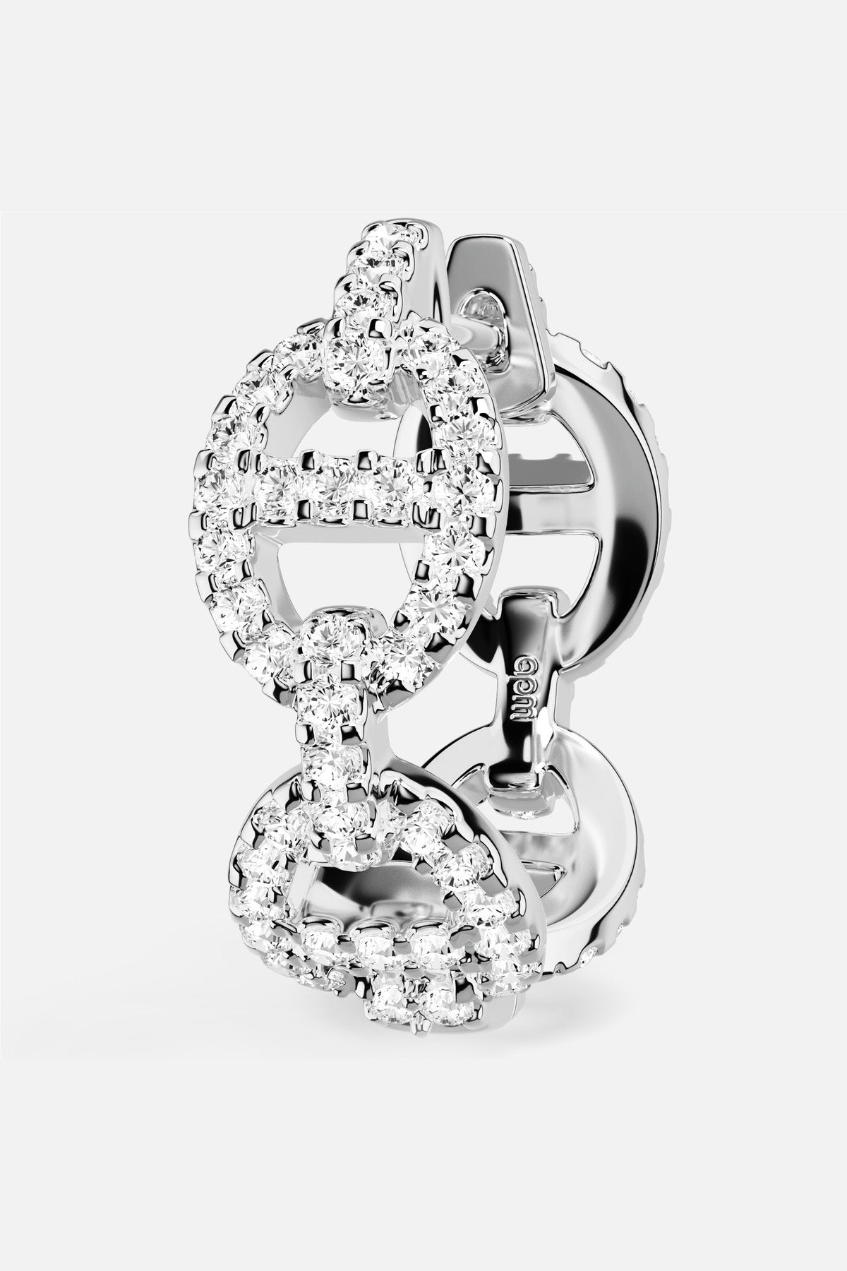 Boucles d'oreilles Morse APM Monaco, éclat pavé et allure résolument contemporaine.