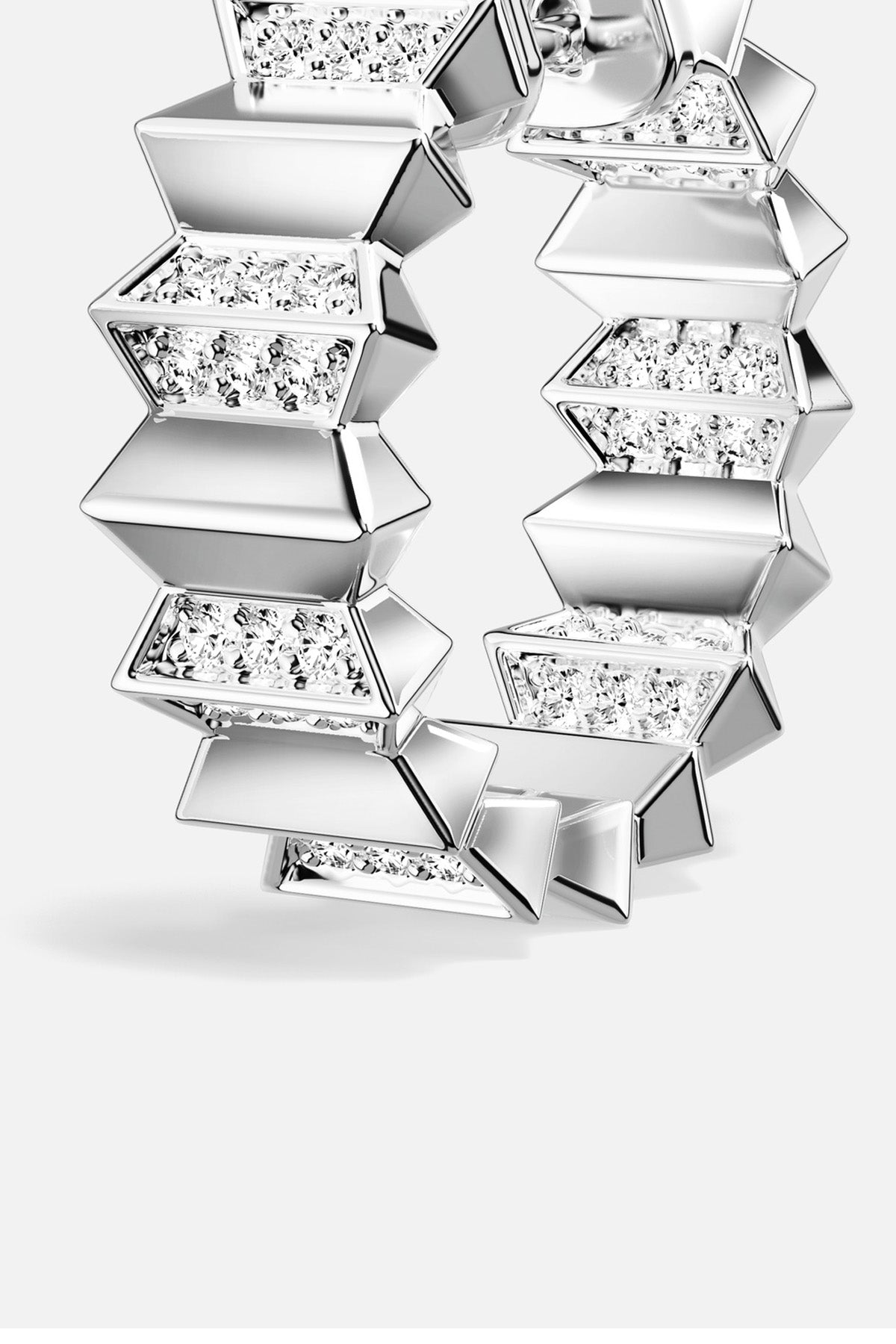 Bague APM aux facettes graphiques et pavées, une architecture lumineuse au bout des doigts.
