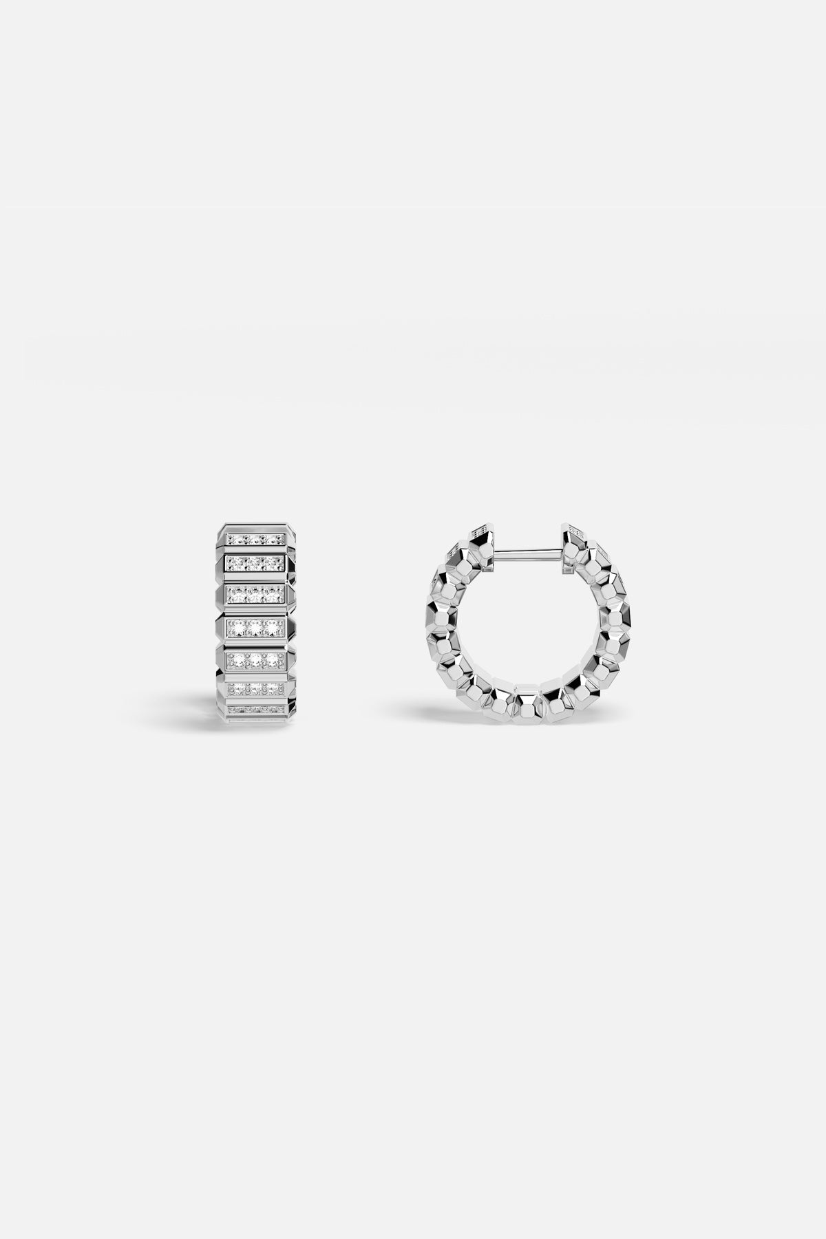 Créoles APM, éclat facetté et rhodium finish pour une allure résolument moderne.