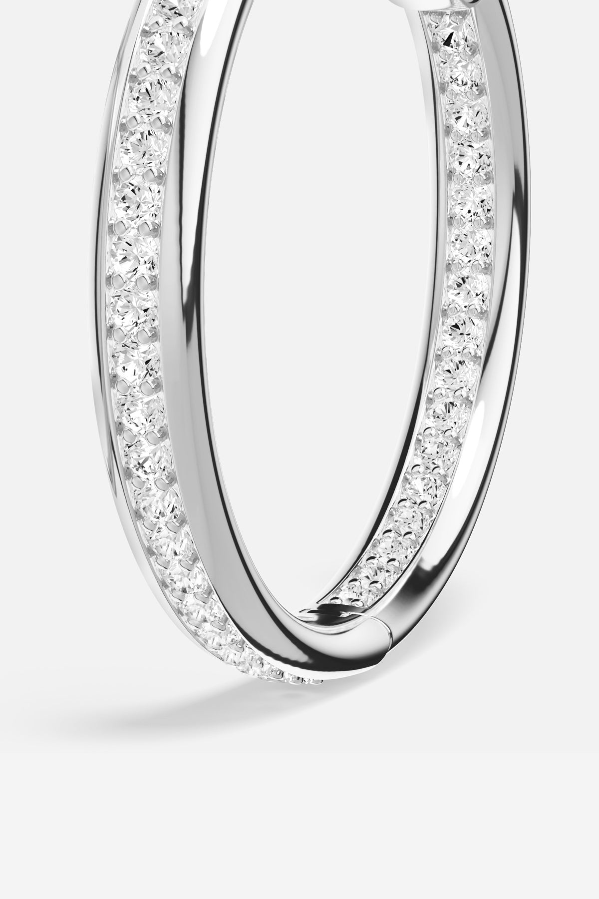 Créole APM Monaco en finition rhodium, une lumière pavée d'élégance intemporelle.