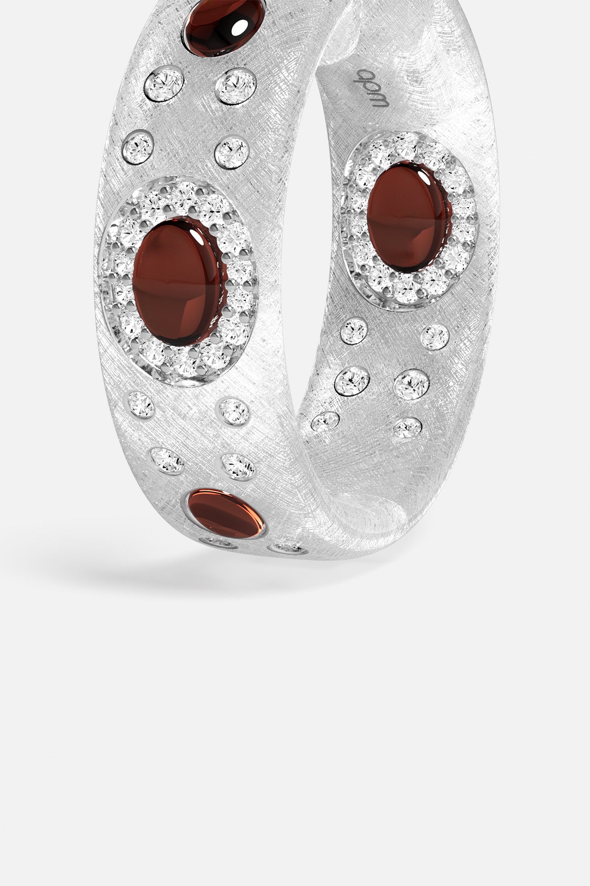 Bague APM, éclats scintillants et cabochons rouges profonds, une élégance intemporelle.
