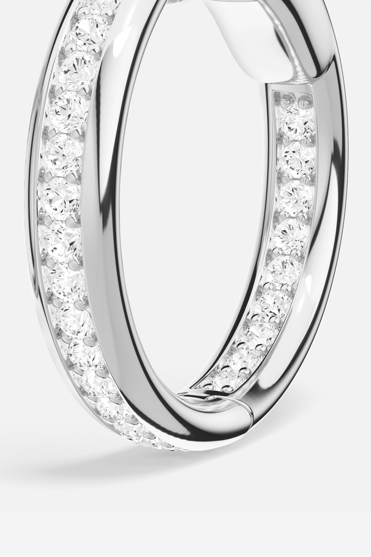 Créoles APM Monaco au finish rhodium, une brillance pure et intemporelle.