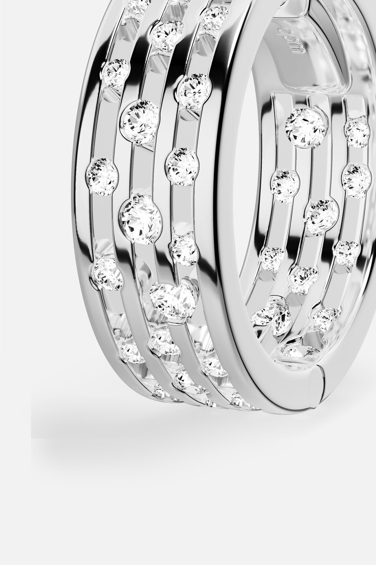 Bague APM Monaco au fini rhodium, une pluie d'étoiles suspendue au bout des doigts.