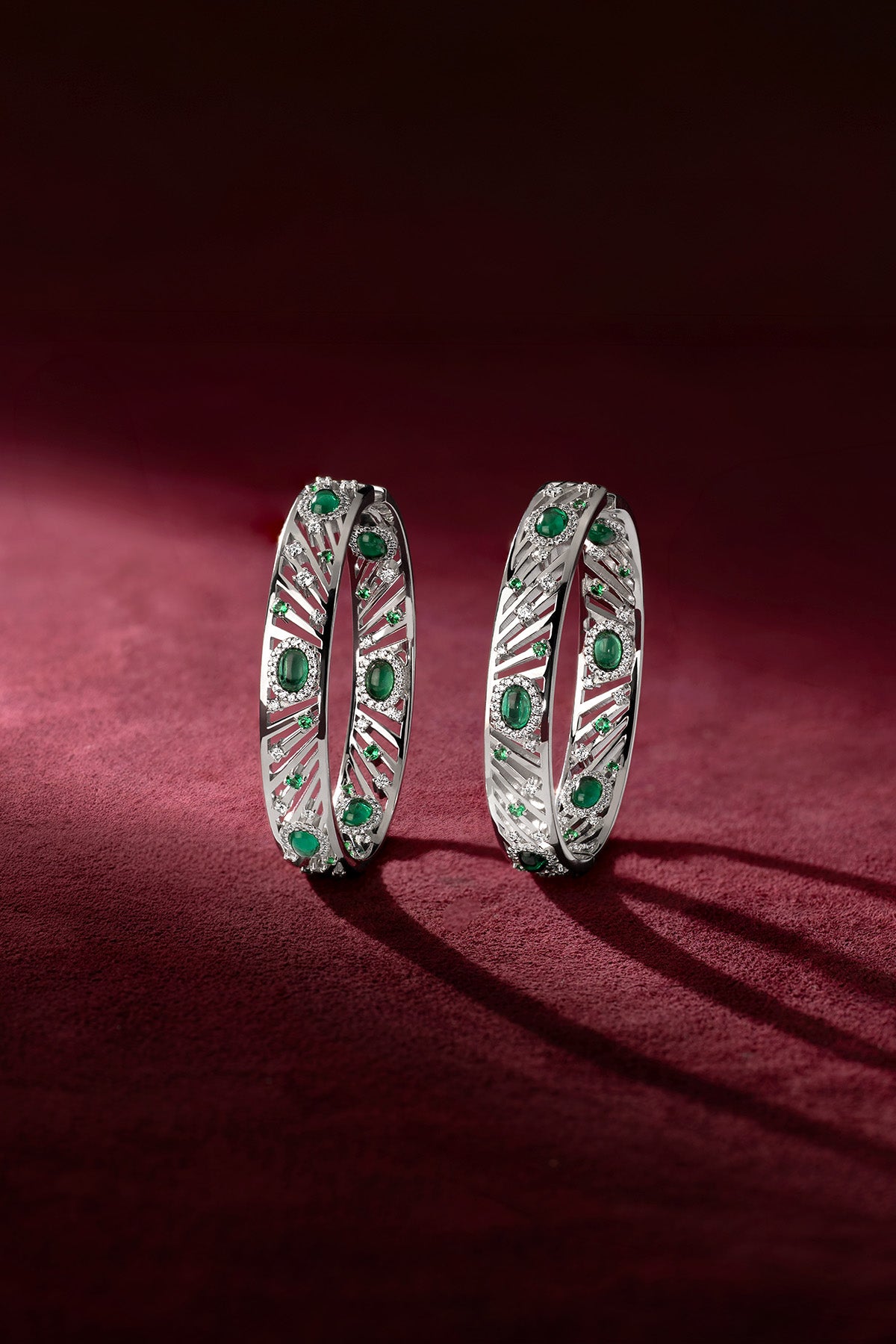 Bracelets APM aux éclats verts, une élégance rayonnante sur fond velours.