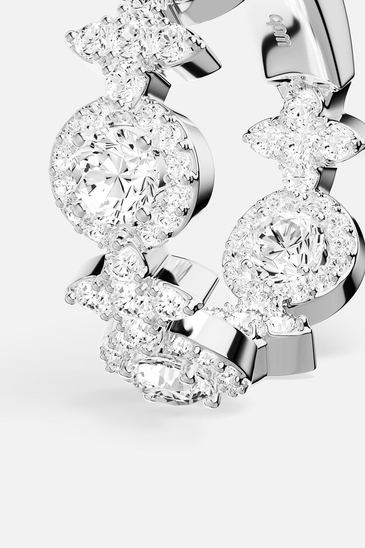 Bague APM, éclat floral et lumineux en finition rhodiée, élégance intemporelle.