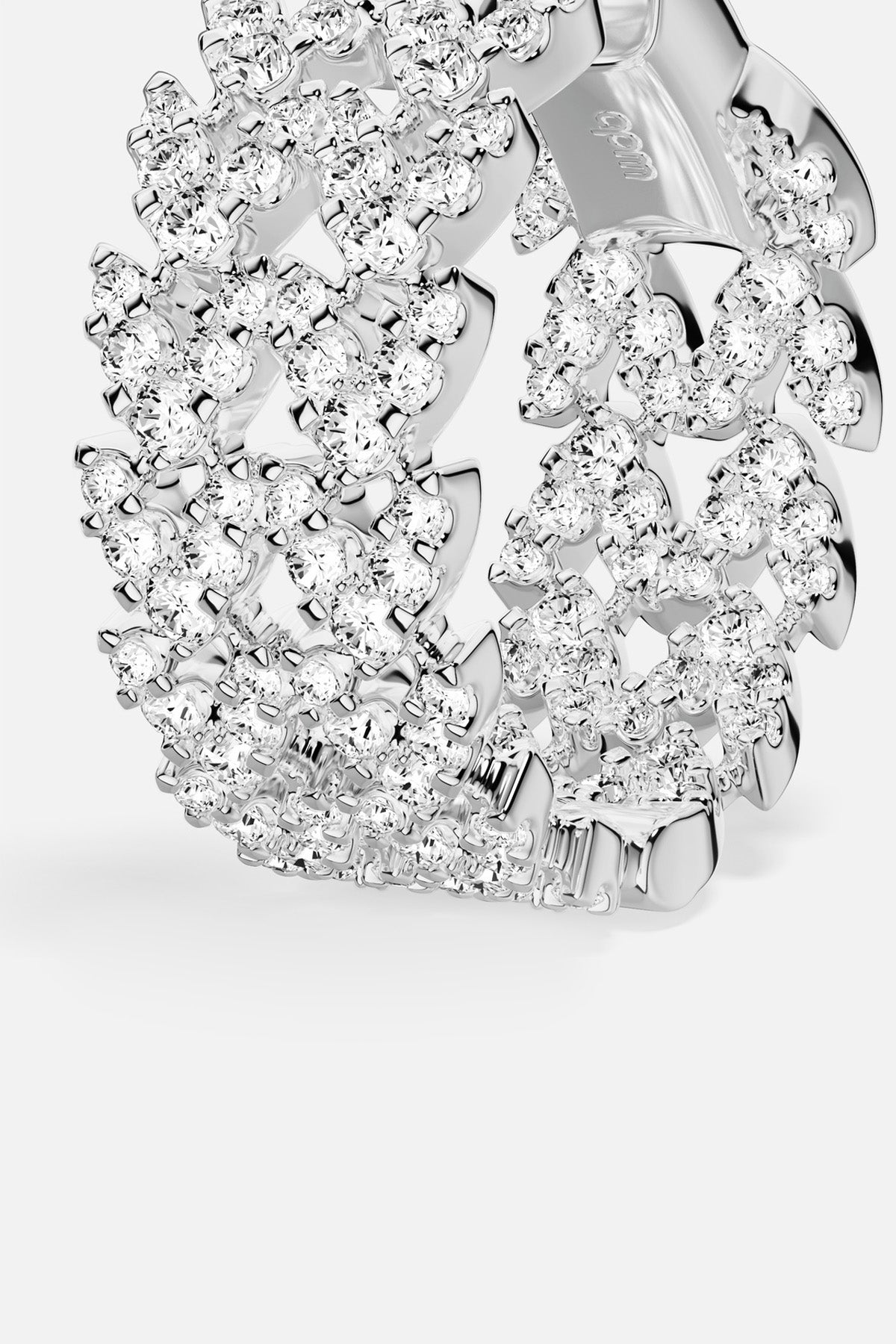 Bague APM en finition rhodium, une allure scintillante entre audace et élégance intemporelle.