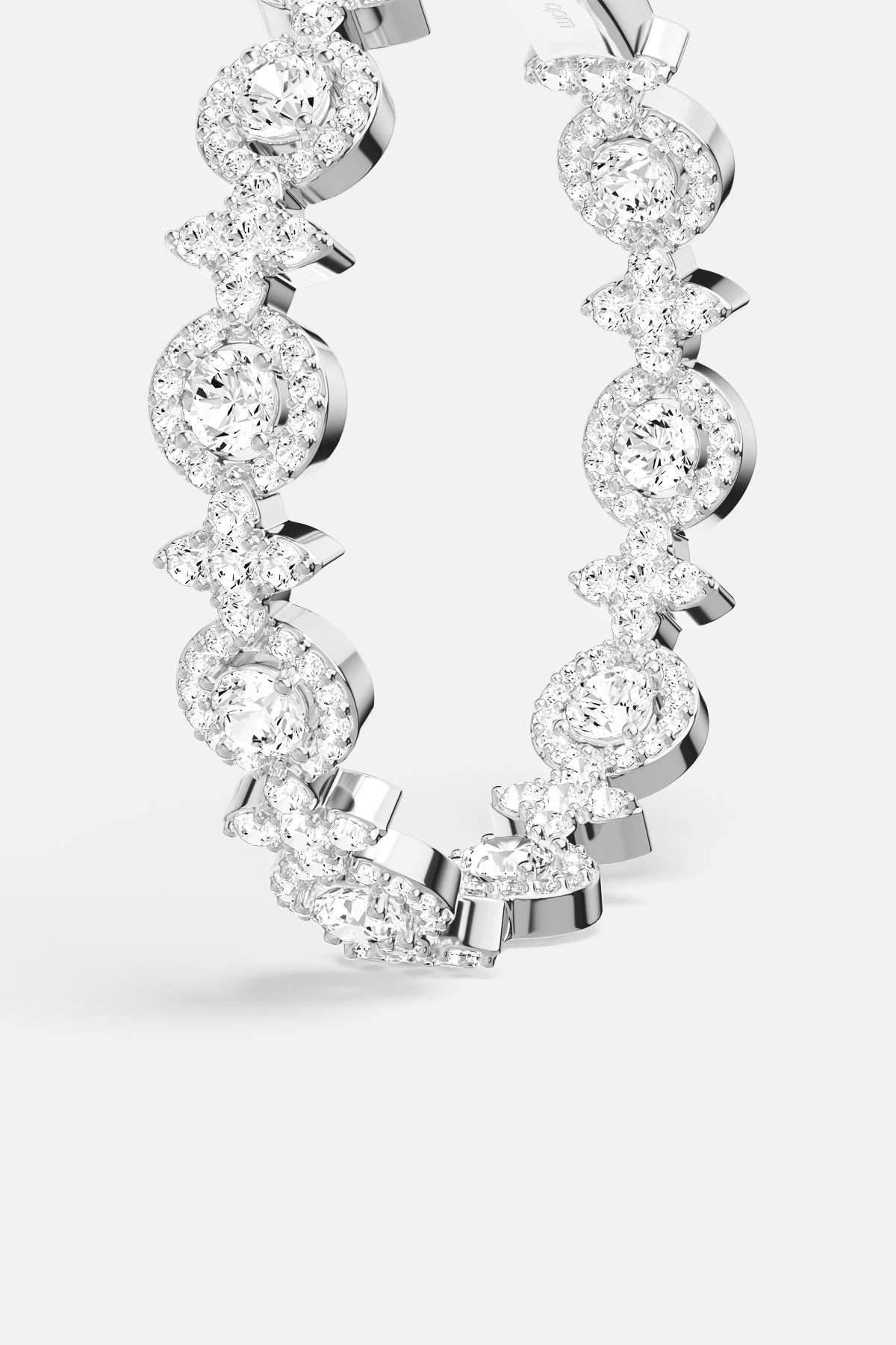 Bracelet APM, une constellation scintillante au poignet, éclat pur et raffiné.