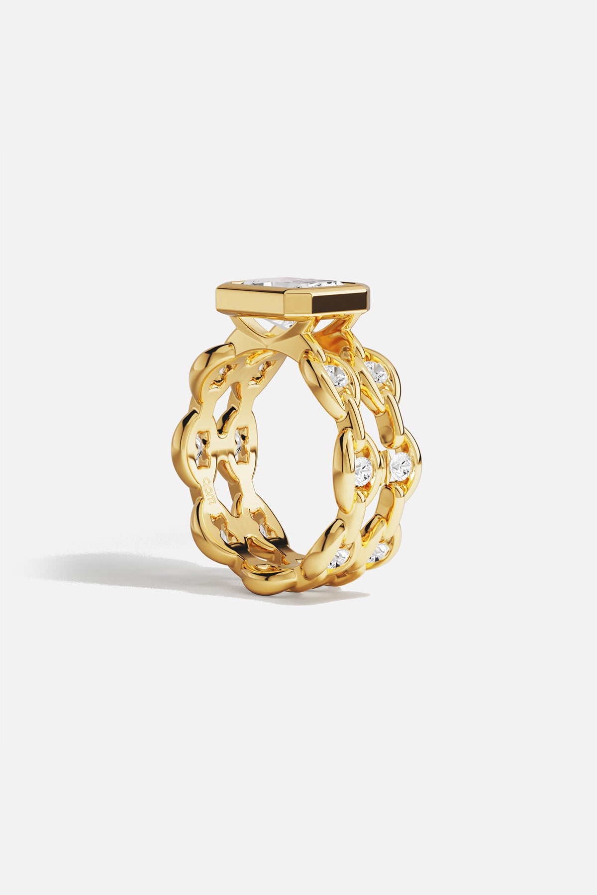 Bague APM aux maillons dorés, éclat contemporain et allure audacieuse.