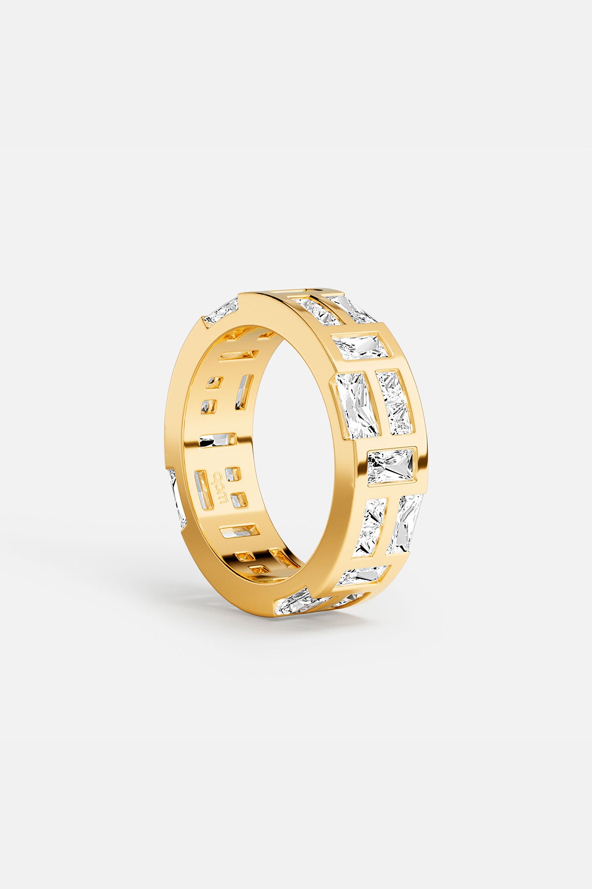 Bague APM couleur or, éclats lumineux et architecture graphique, une élégance résolument contemporaine.
