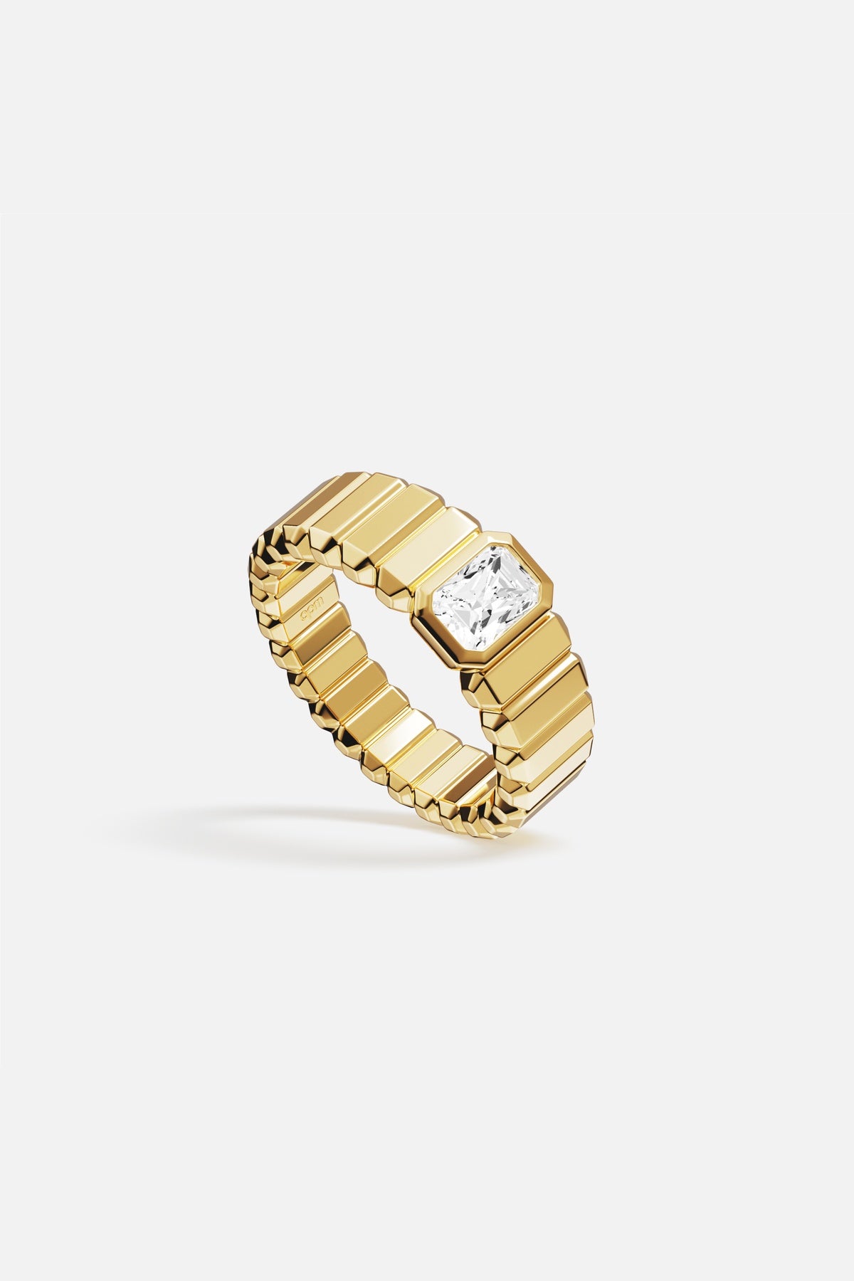Bague APM aux reflets dorés, une élégance architecturale rehaussée d'un éclat lumineux.