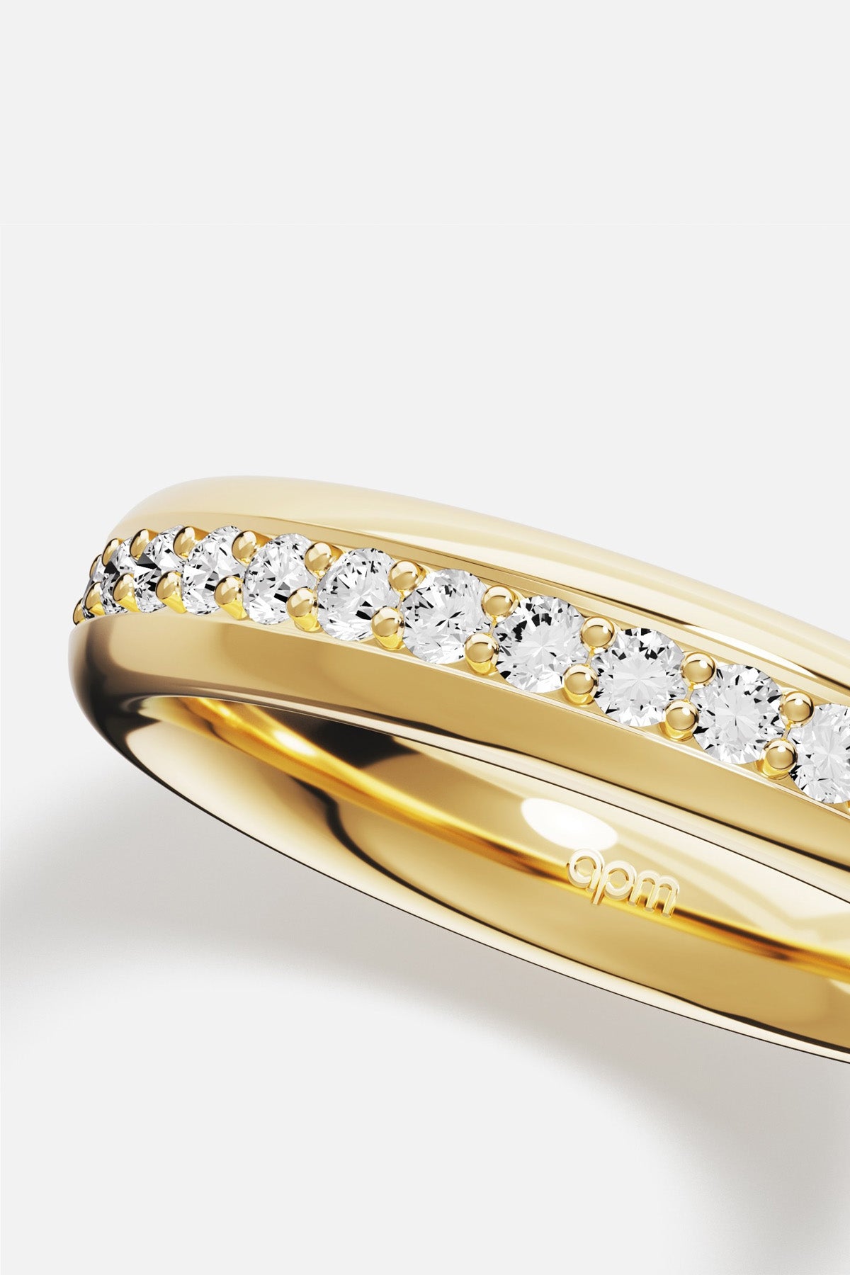 Bague APM aux teintes dorées, une ligne scintillante pour un éclat intemporel.