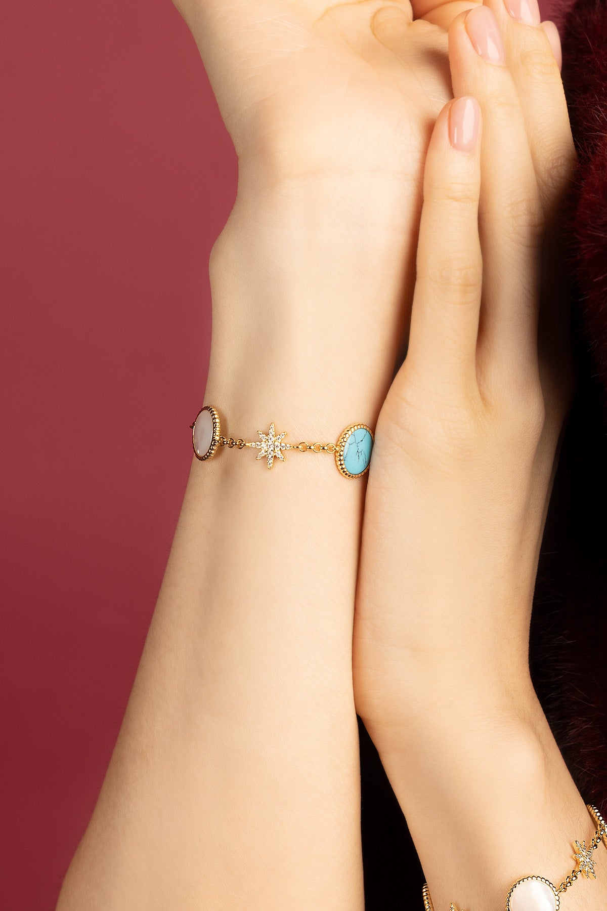 Woman wearing APM bracelet, une étoile lumineuse entre deux couleurs douces.