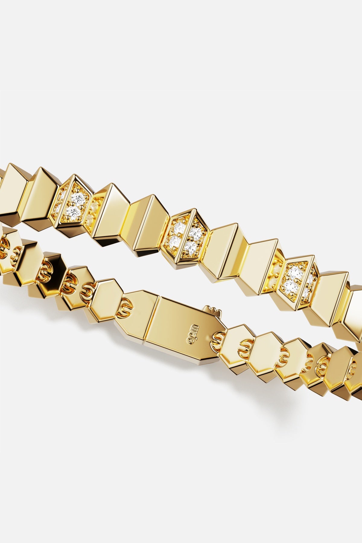 Bracelet APM aux facettes hexagonales dorées, éclat géométrique et allure résolument moderne.