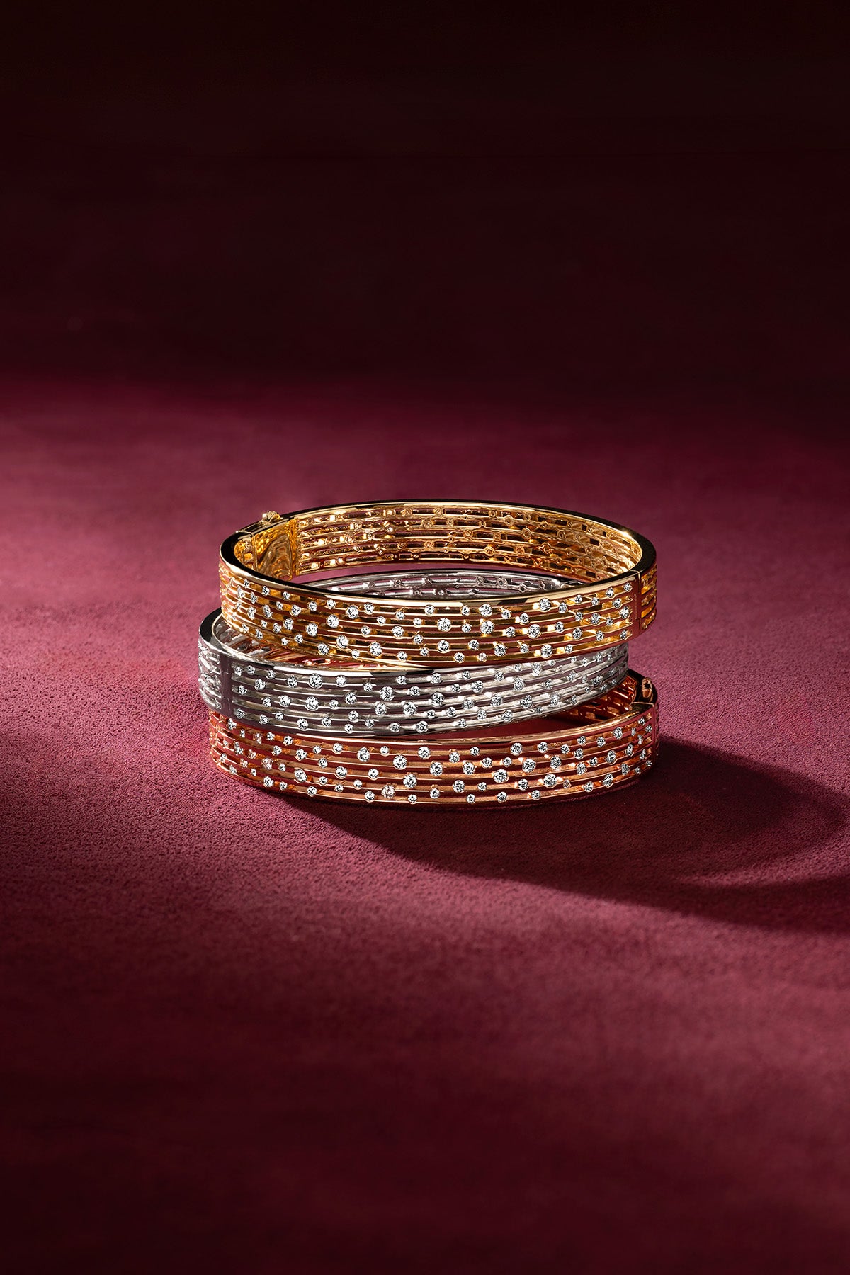 Bracelets Morse APM Monaco, un trio scintillant aux couleurs délicates, éclat intemporel.