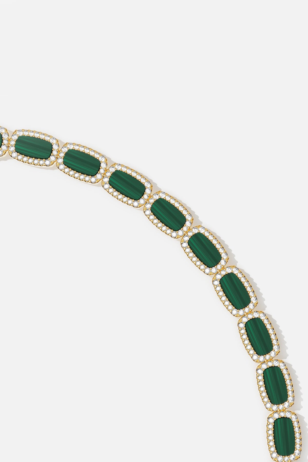 Bracelet APM, une cascade vert profond sublimée d'éclats lumineux.