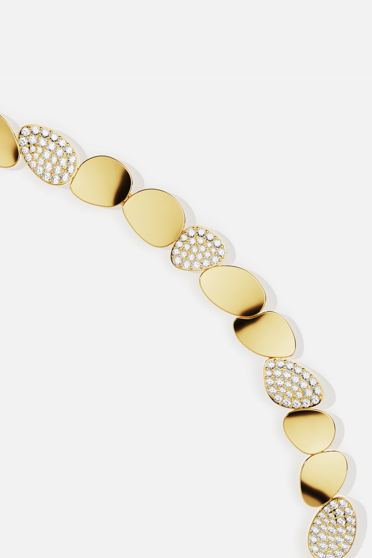 Bracelet APM Monaco, galets dorés et éclats scintillants, une élégance fluide et lumineuse.