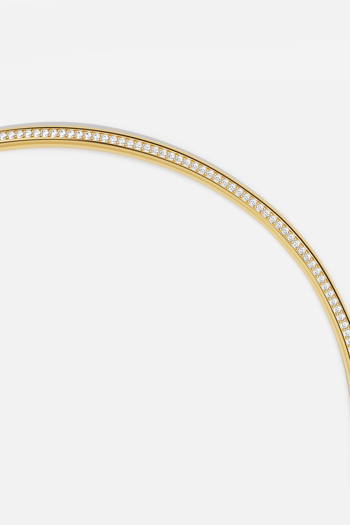 Bracelet APM aux teintes dorées, une ligne scintillante d'élégance intemporelle.