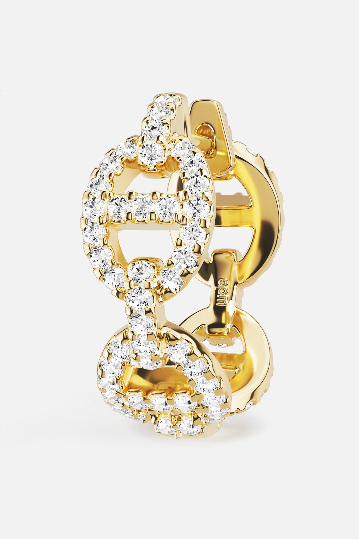 Boucles d'oreilles Morse APM, éclat doré et lumière contemporaine à fleur d'oreille.