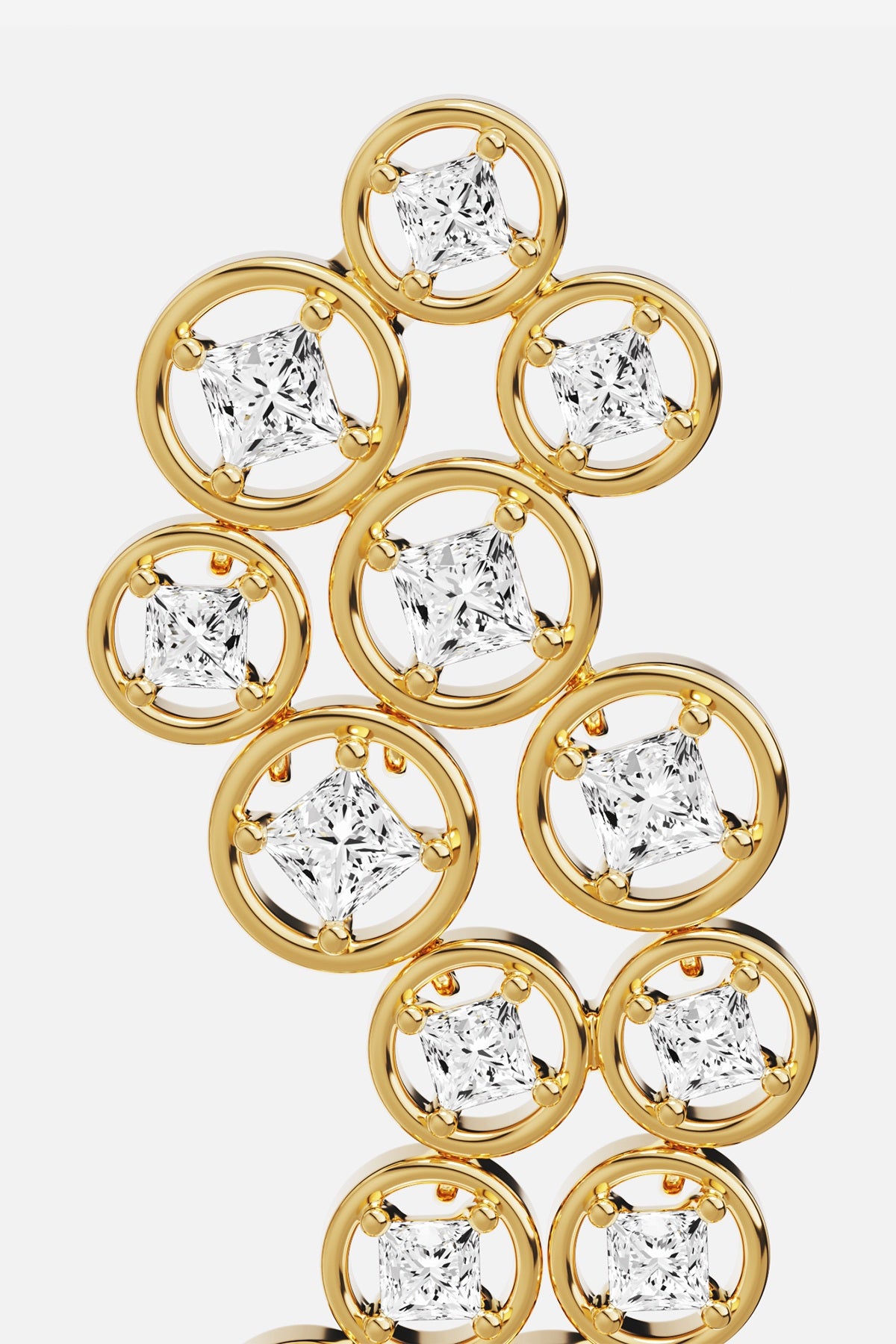 Bijou APM Monaco en finition dorée, cercles lumineux et éclat cristallin, une élégance moderne.