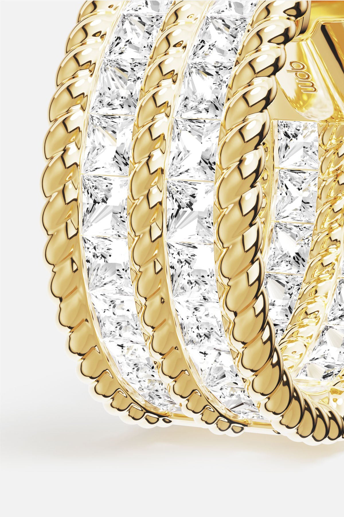 Bague APM Monaco, éclat torsadé et lumière précieuse dans une couleur dorée intemporelle.