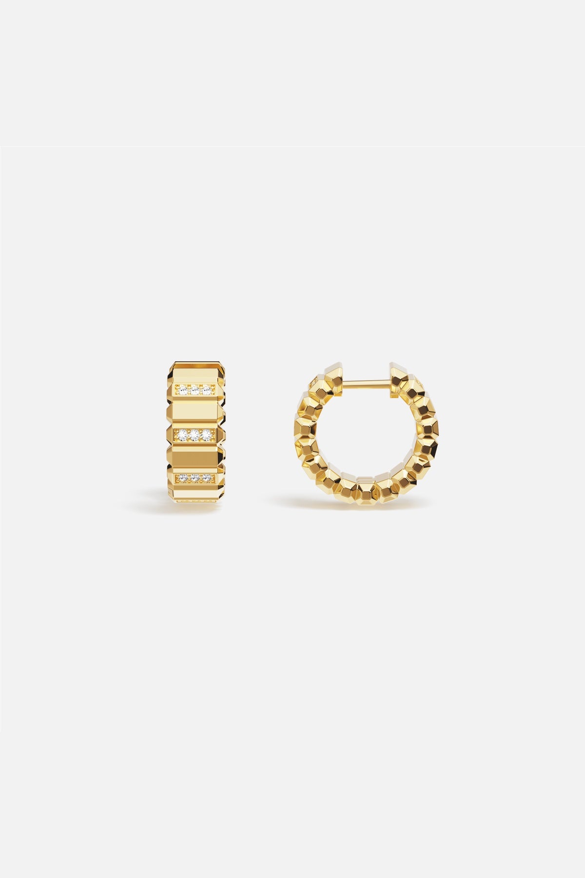 Boucles d'oreilles APM, éclat doré facetté pour une allure résolument moderne.