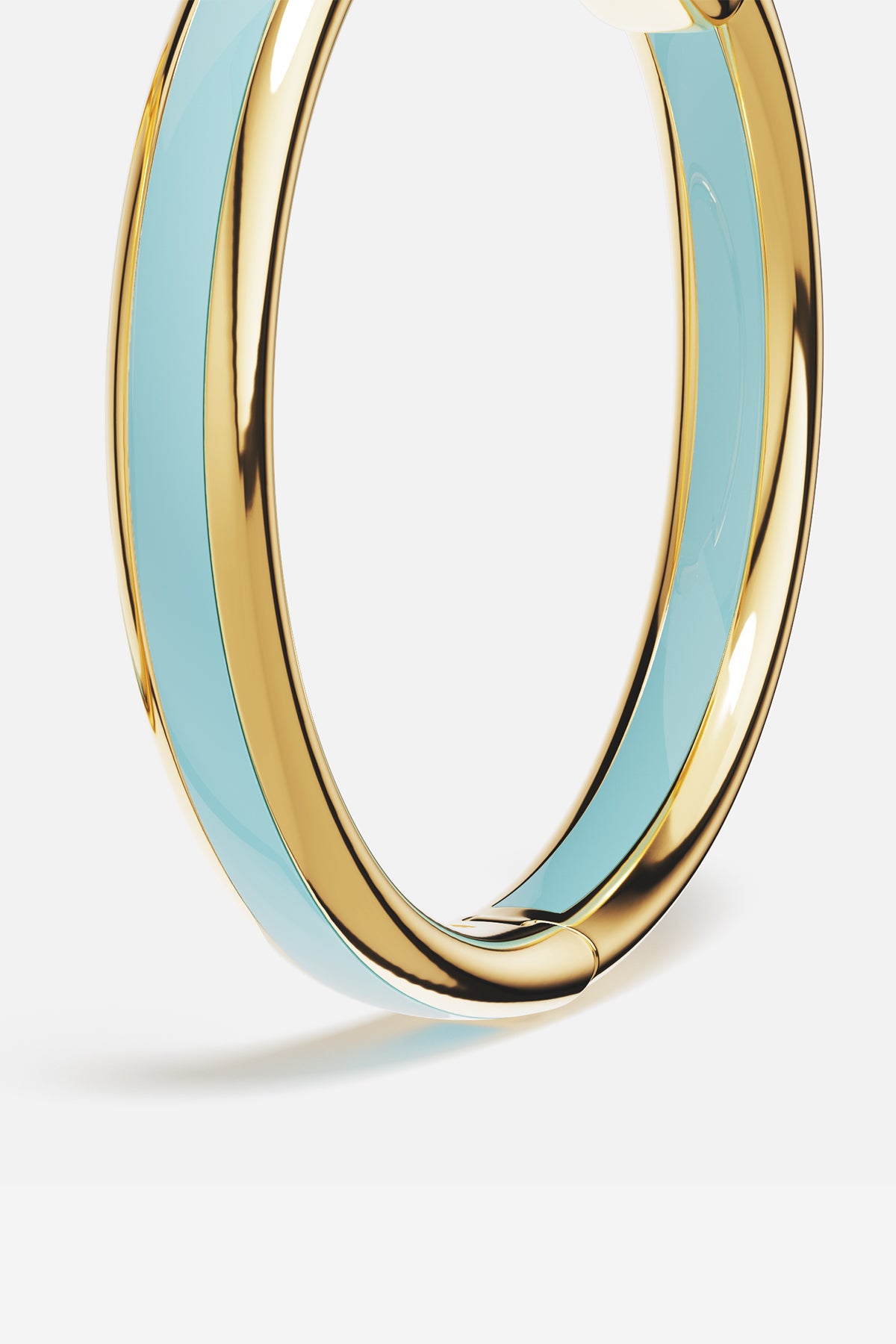 Créoles APM aux reflets dorés et bleu tendre, une douceur lumineuse à porter au quotidien.
