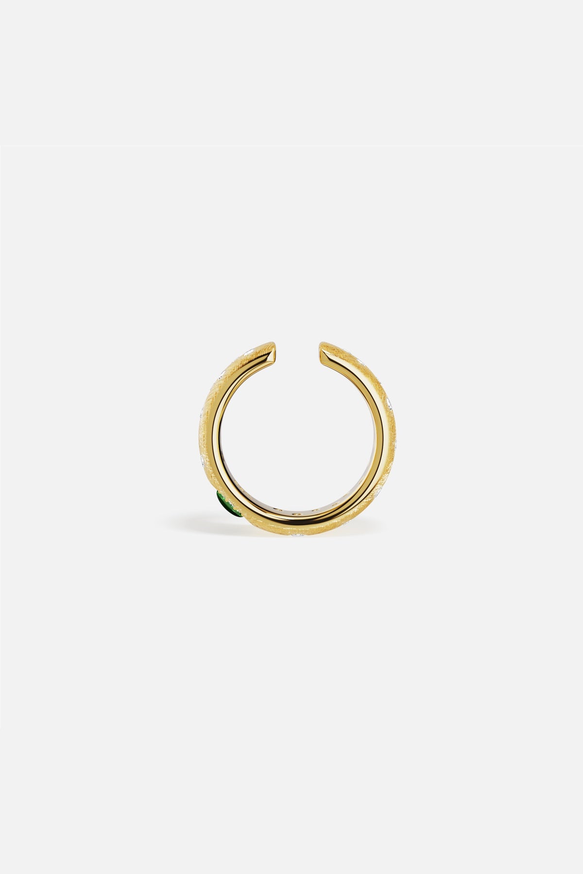 Bague APM ouverte doré, une touche verte pour une élégance moderne et lumineuse.