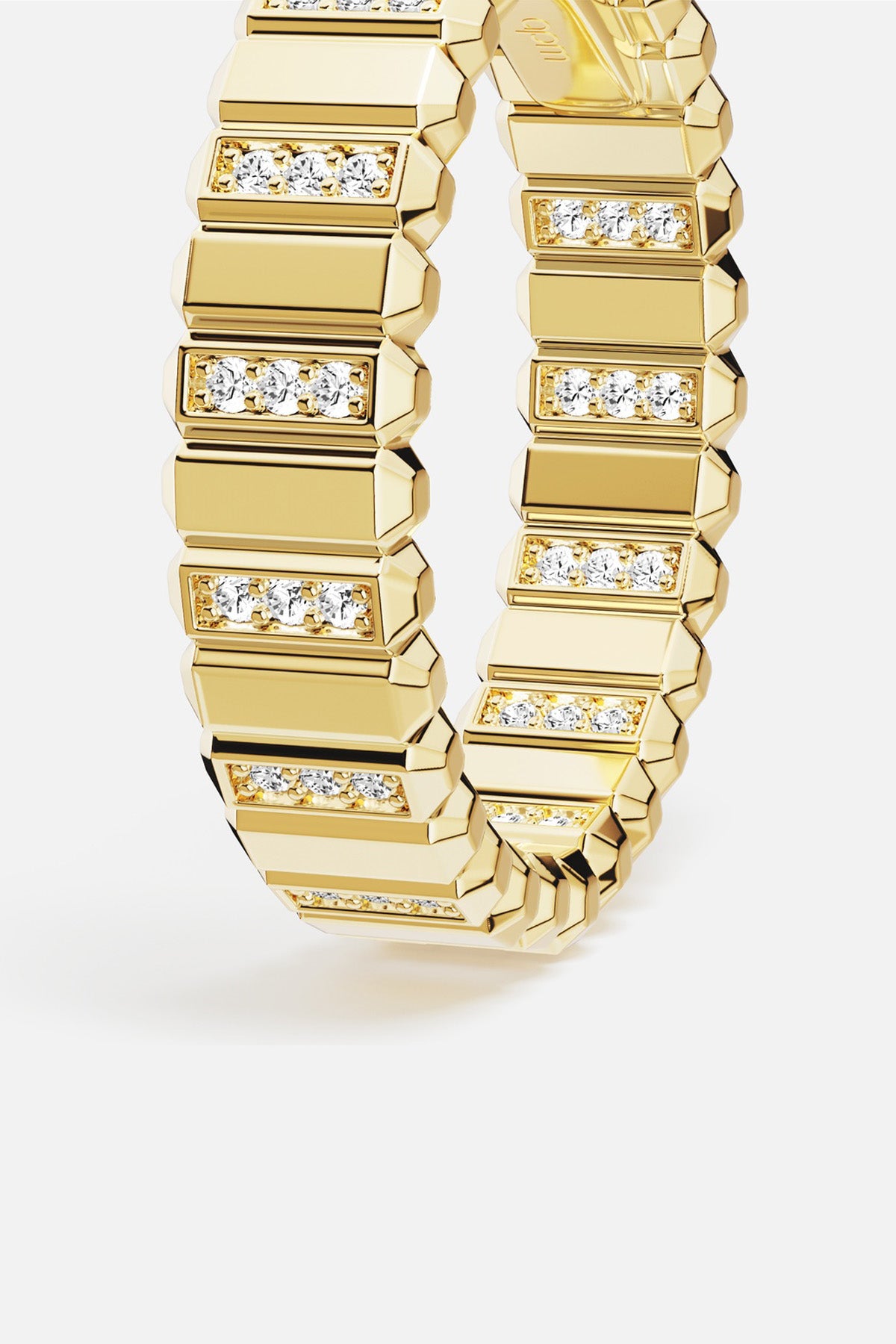 Bracelet APM aux facettes lumineuses, une allure architecturale et audacieuse en couleur dorée.