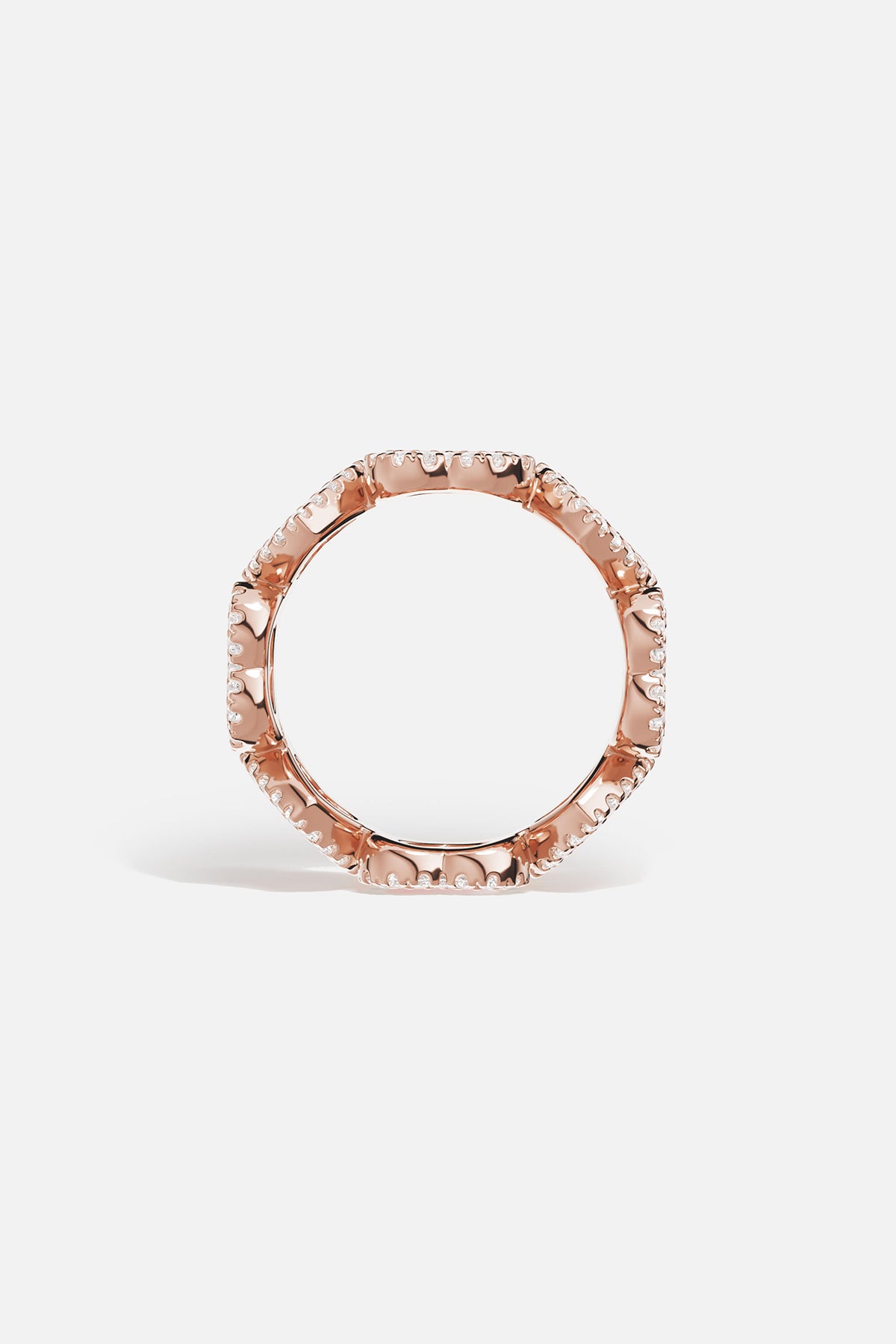 Bague APM Monaco alloy aux facettes rosées, une géométrie délicate et lumineuse au quotidien.