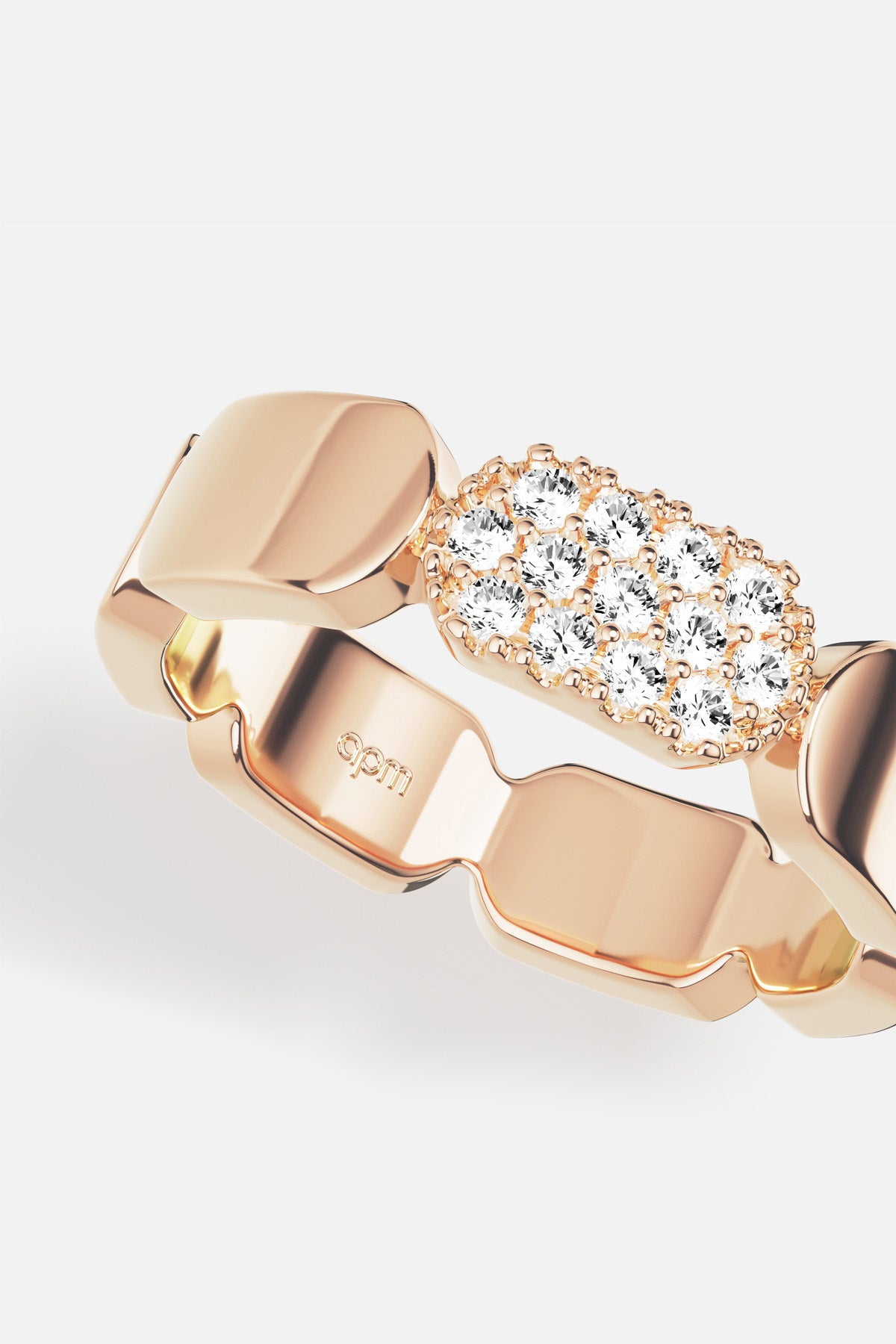 APM Bague en alliage doré rosé, éclat pavé et allure sculpturale contemporaine.