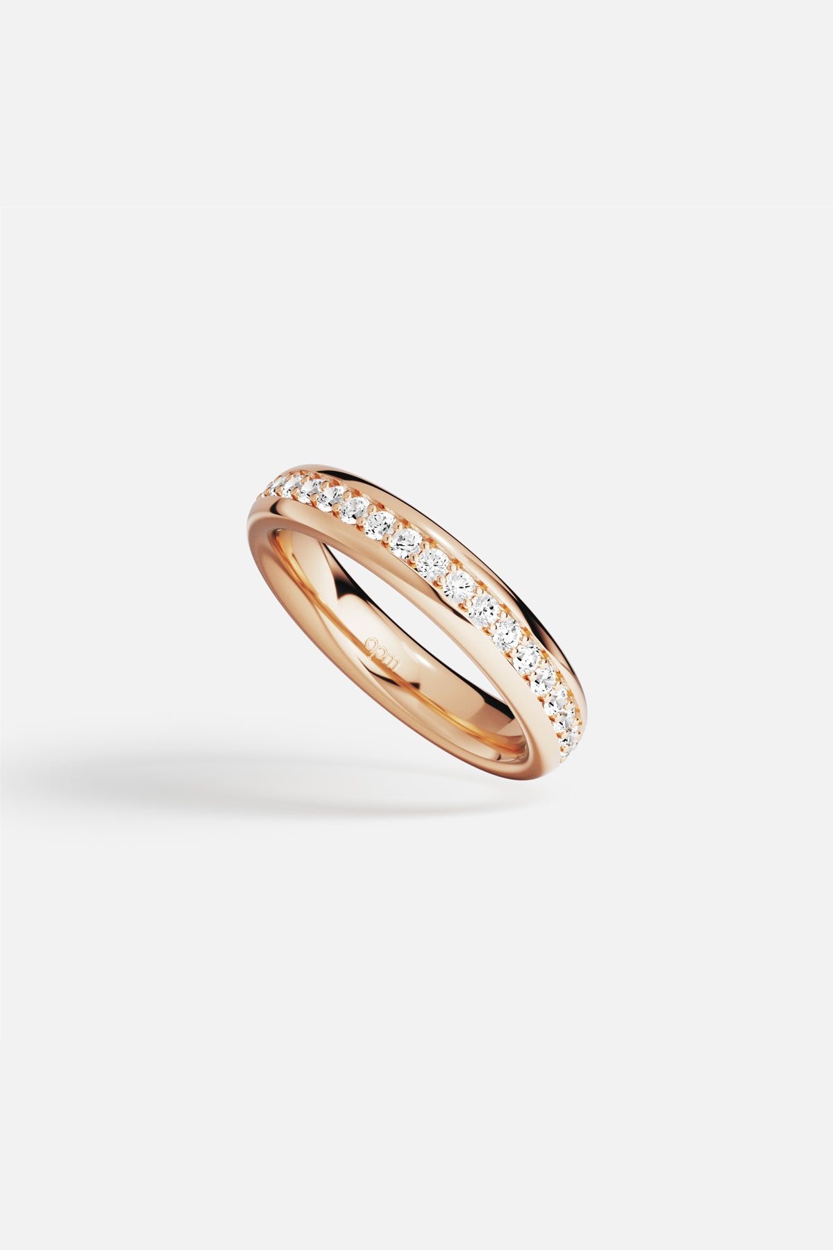 Bague APM Monaco aux reflets rosés, une élégance lumineuse au quotidien.