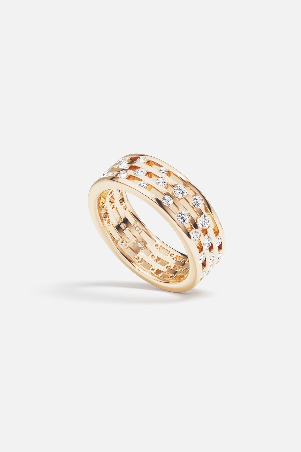 APM Bague ajourée, éclat doré et scintillement délicat pour une allure moderne.