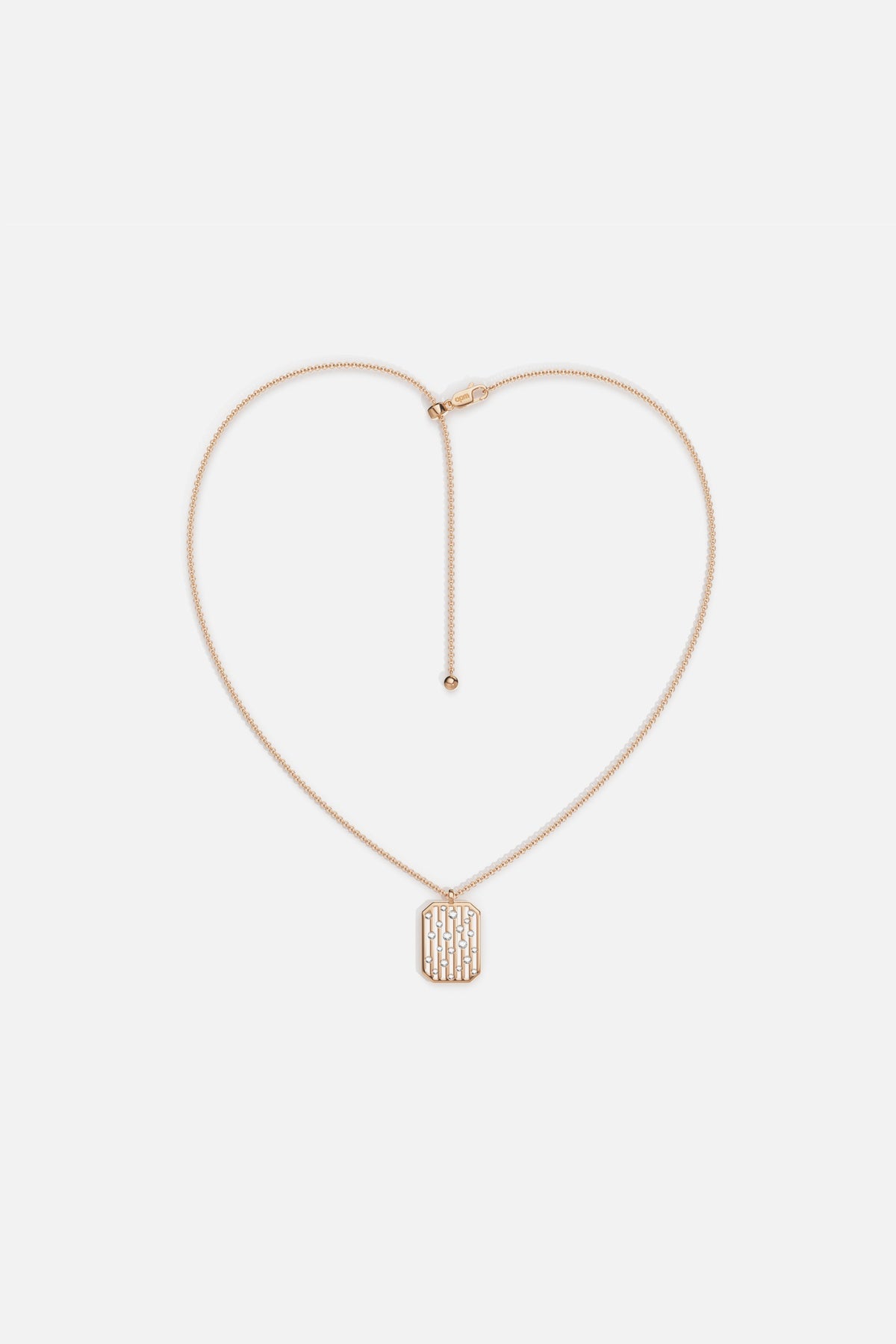 Collier APM au pendentif rectangulaire délicat, une allure moderne et lumineuse.
