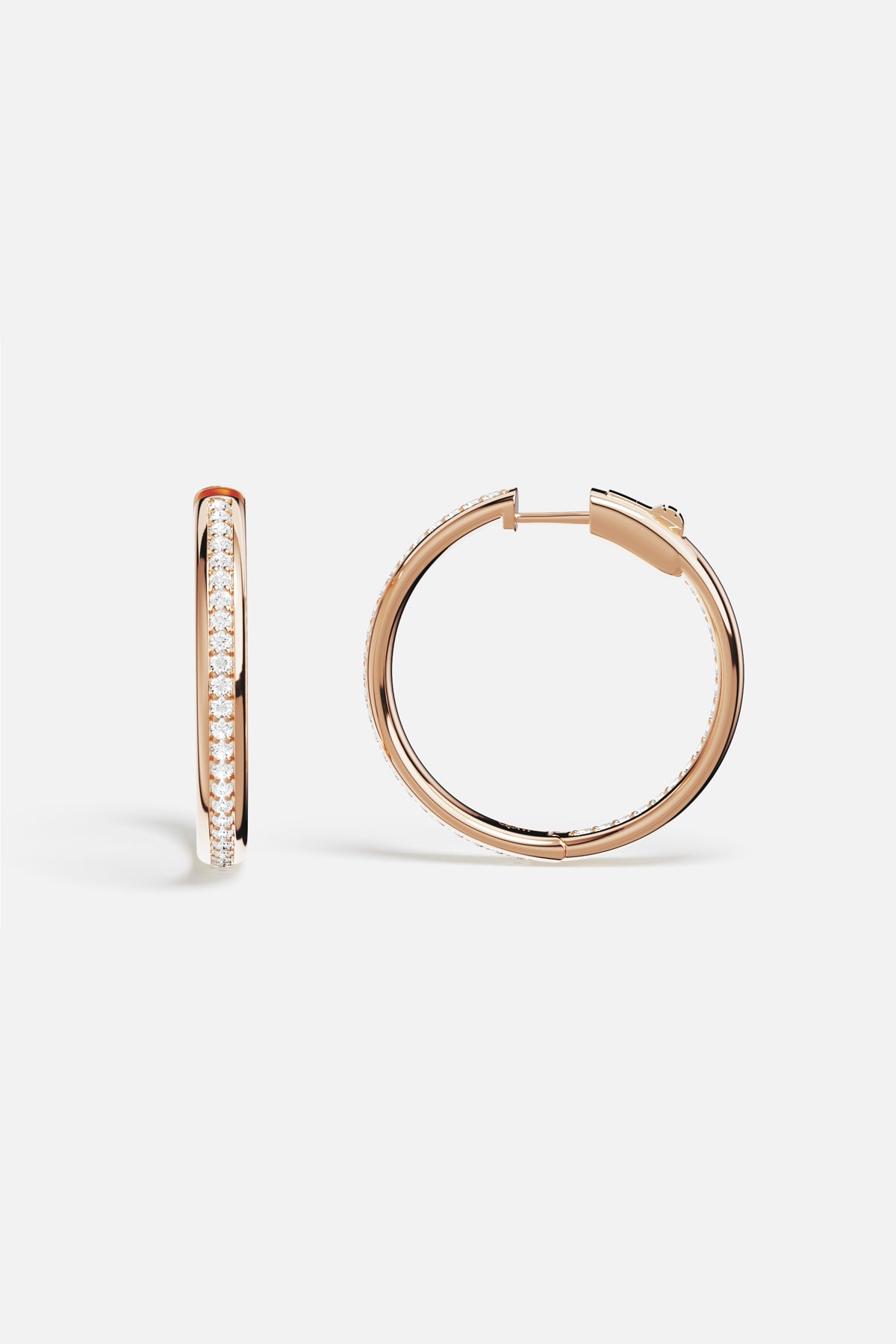 Créoles APM Monaco en alliage aux reflets rosés, une élégance lumineuse et intemporelle.