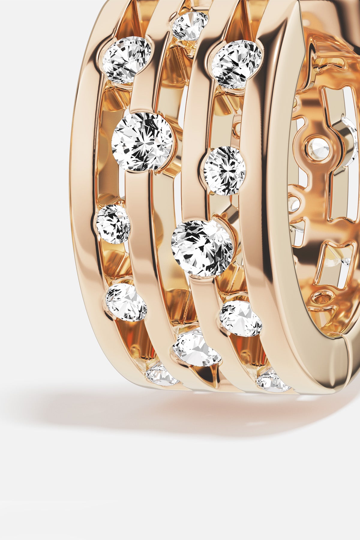 Bague APM, finition dorée et éclats scintillants, une élégance résolument moderne.