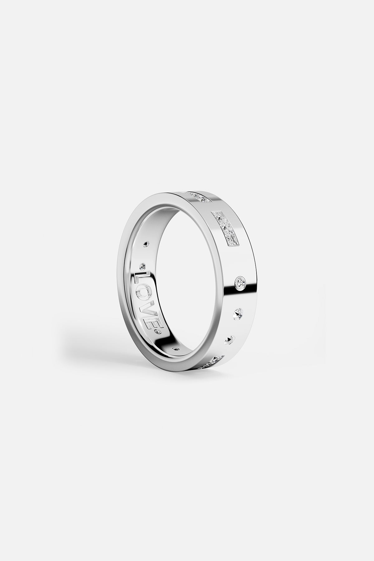 Bague APM Monaco, éclat épuré et message d'amour gravé au cœur.