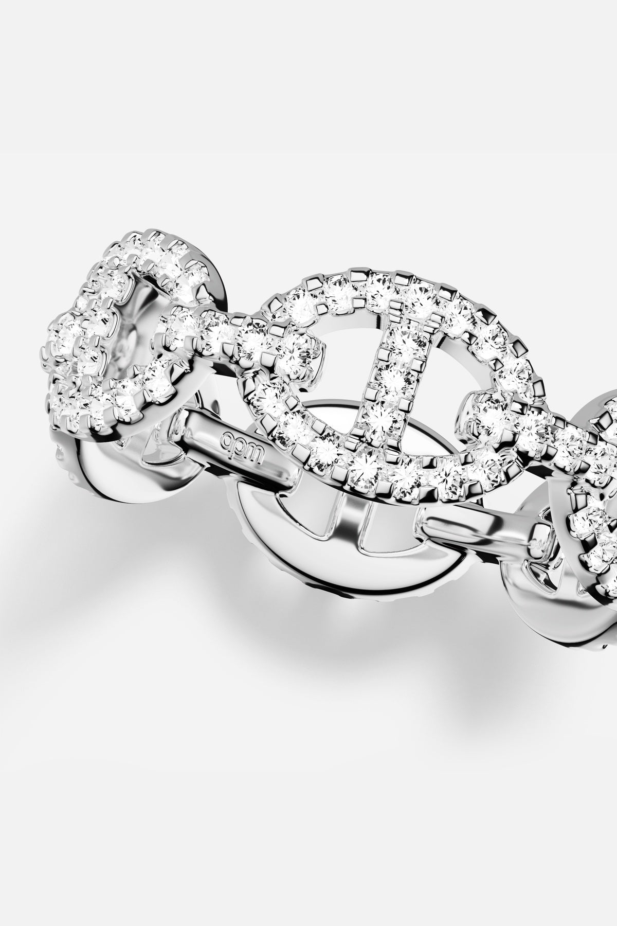 Morse Ring APM, une chaîne scintillante au éclat rhodium finish, pure élégance contemporaine.