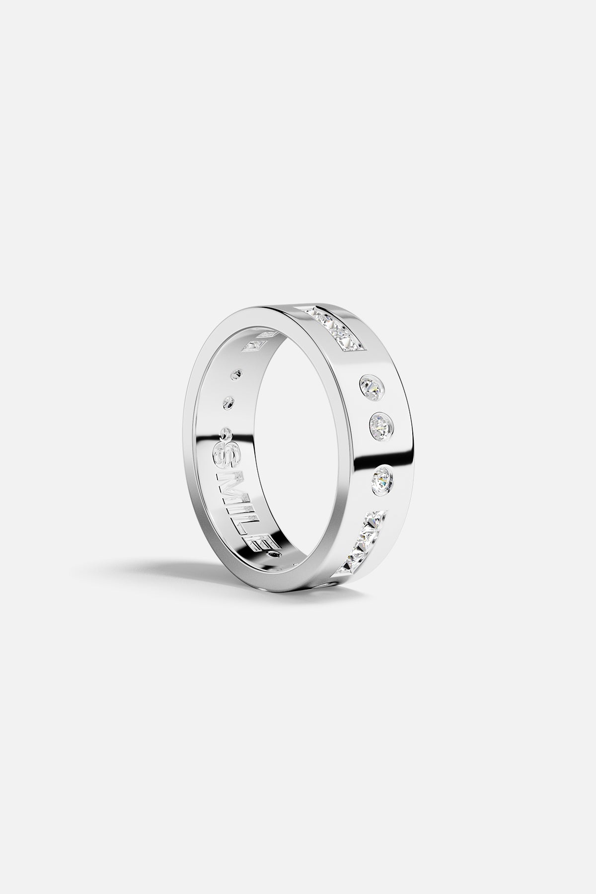 APM Bague large, éclat rhodium finish et sourire moderne.