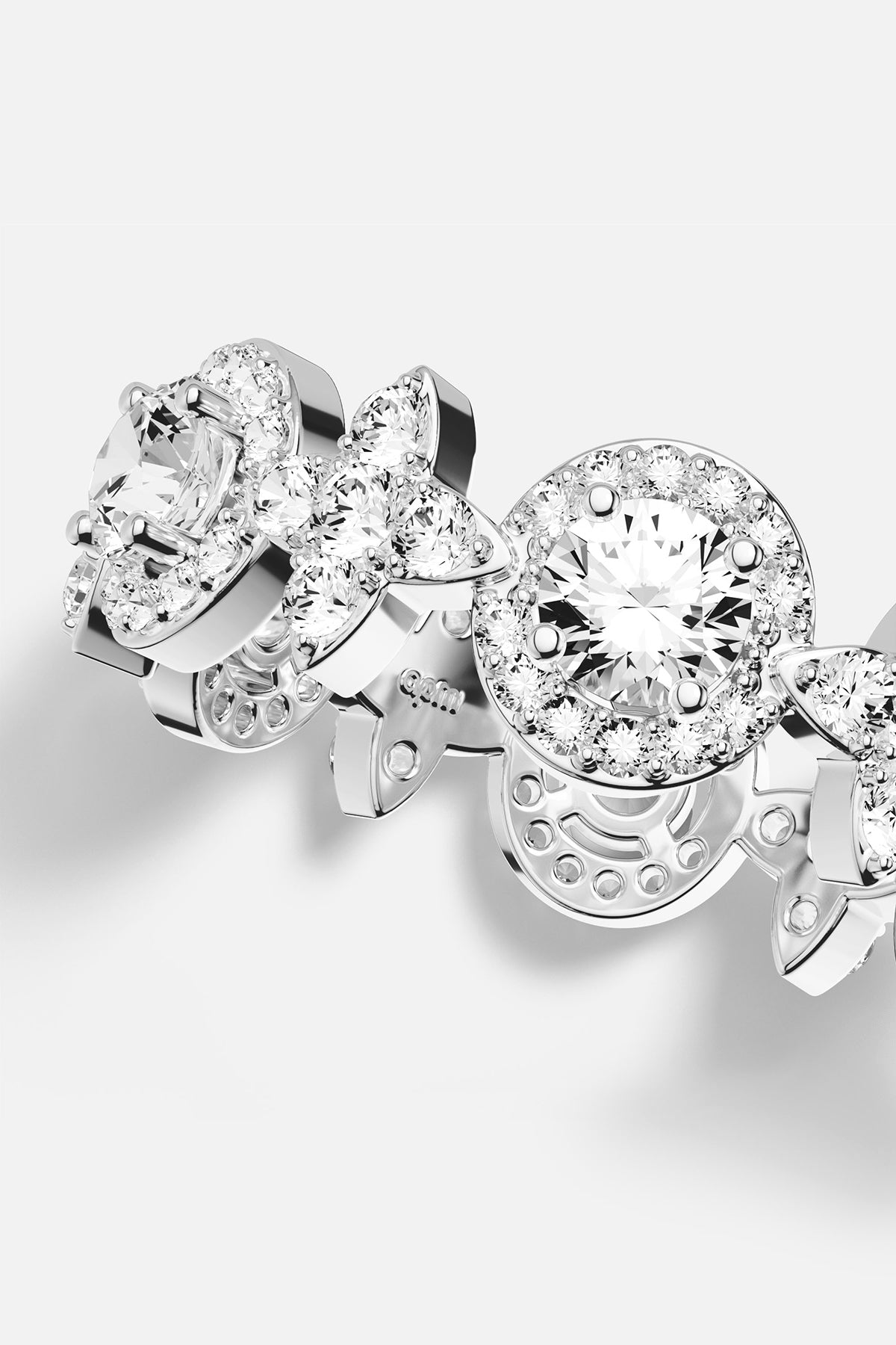 Bague APM en finition rhodium, un éclat floral d'une élégance lumineuse.