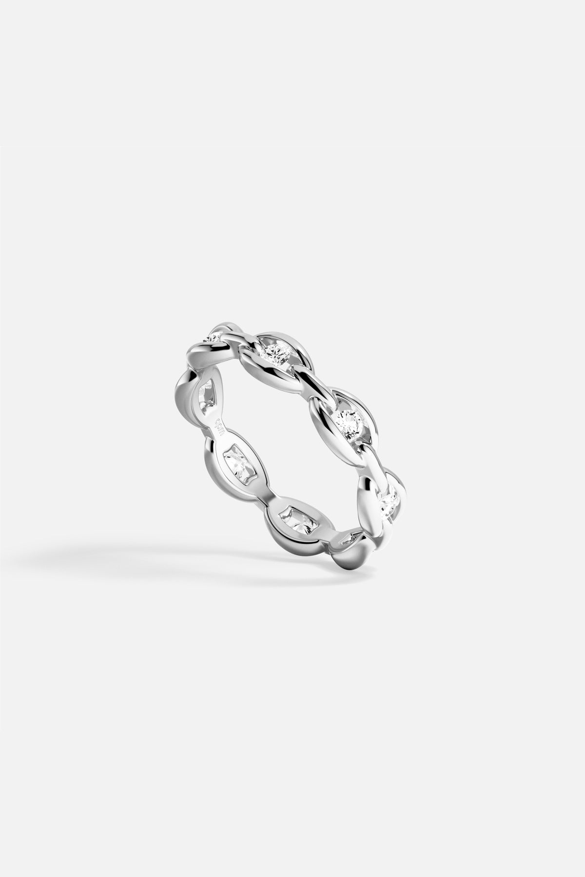 Bague APM Monaco en alliage, maillons entrelacés et éclats lumineux pour une allure moderne.