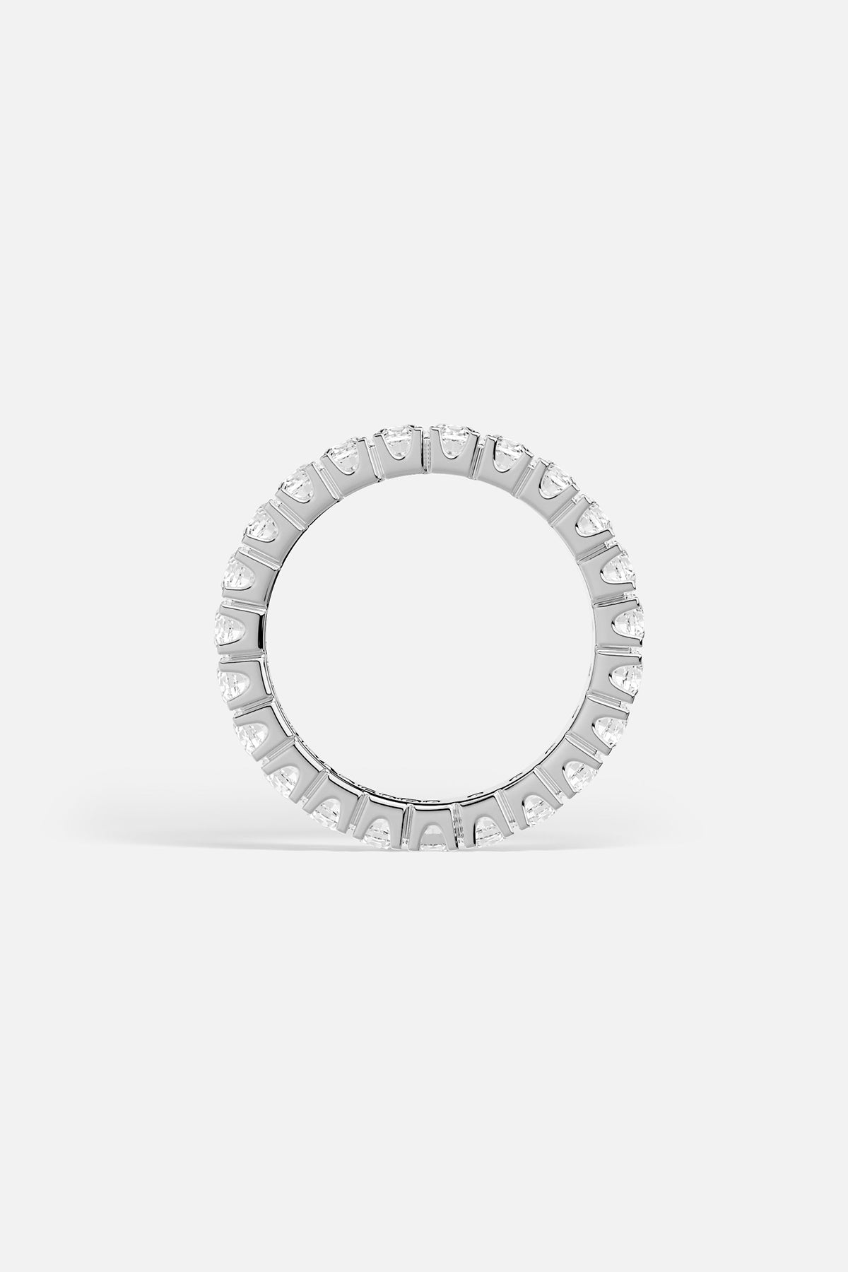 Bague APM, cercle scintillant à l'éclat infini, une élégance intemporelle.
