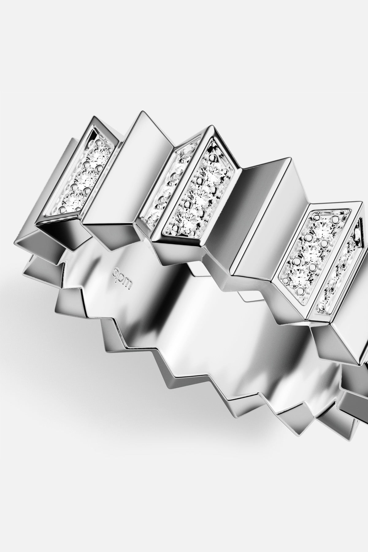 Bague APM Monaco au design graphique, éclat rhodium finish pour une allure résolument moderne.