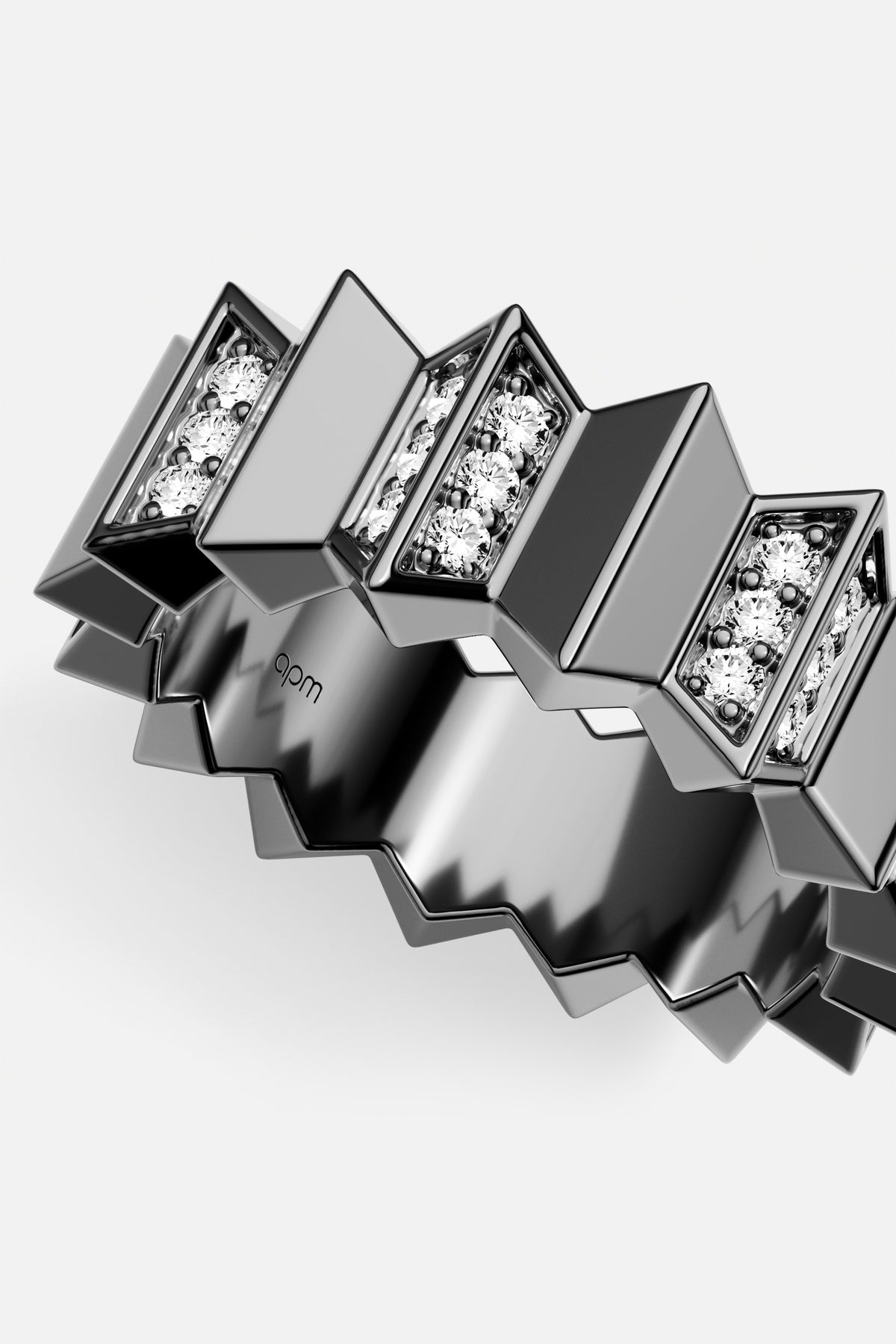 Bague APM Monaco au design graphique audacieux, éclat noir intense et scintillement contemporain.