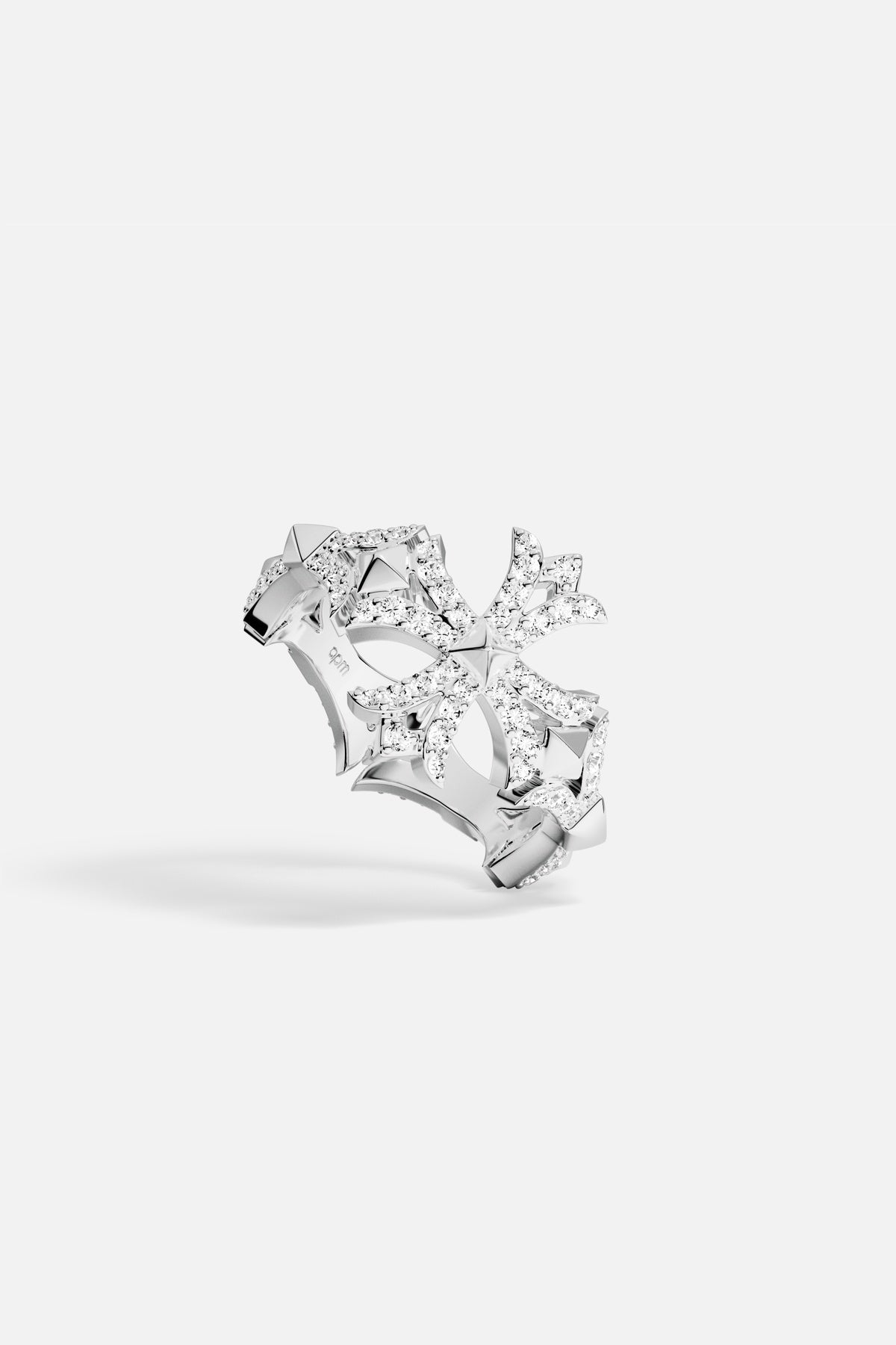 Bague APM Monaco, une architecture scintillante entre audace contemporaine et délicatesse lumineuse.