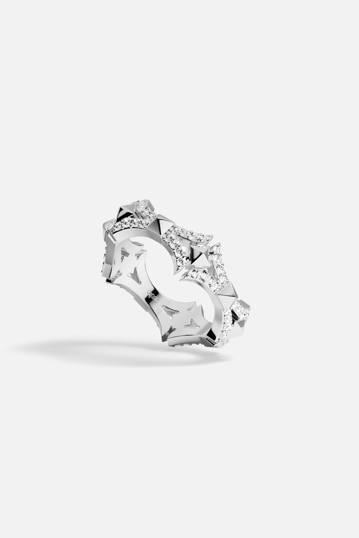 Bague APM Monaco, silhouette architecturale et éclat pavé, une allure audacieusement moderne.
