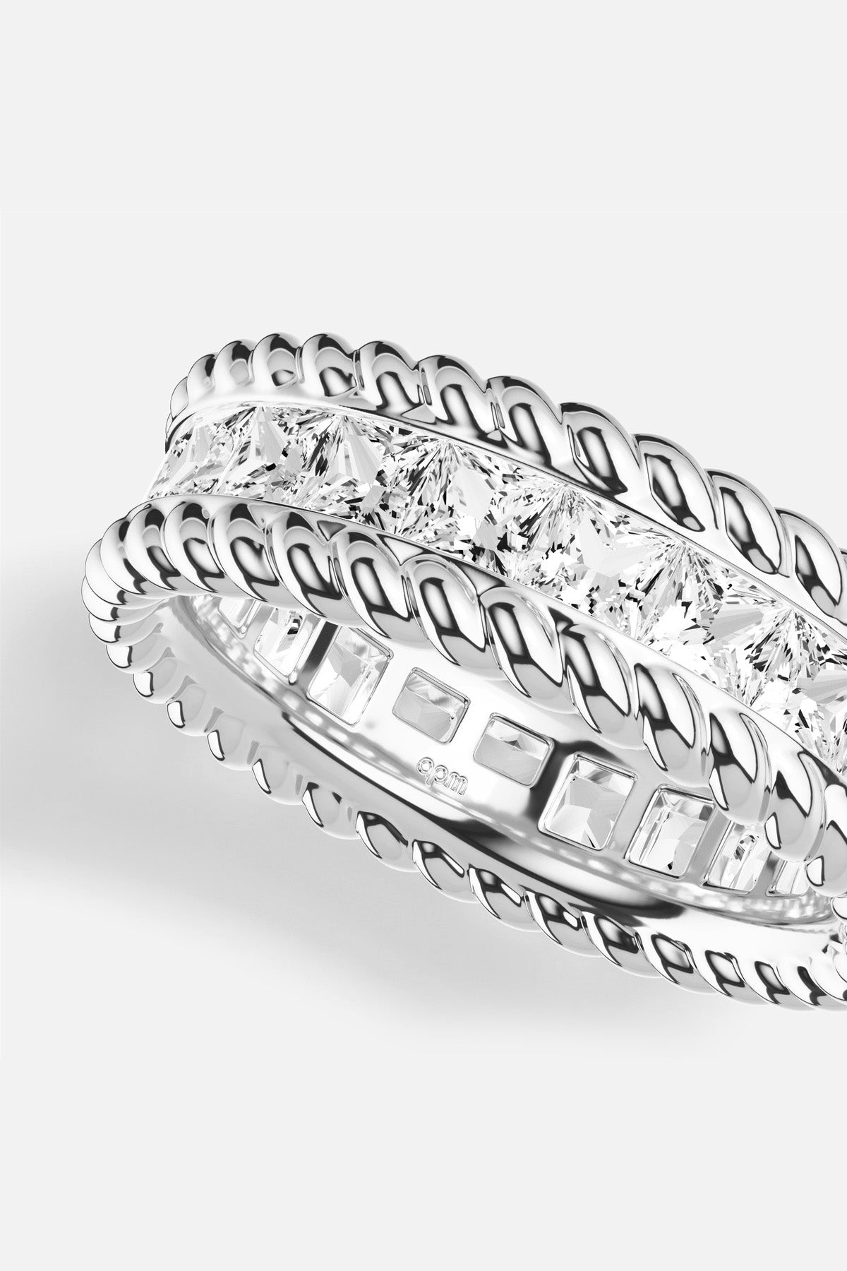 Bague APM Monaco en finition rhodium, éclat tressé et lumière contemporaine au bout des doigts.